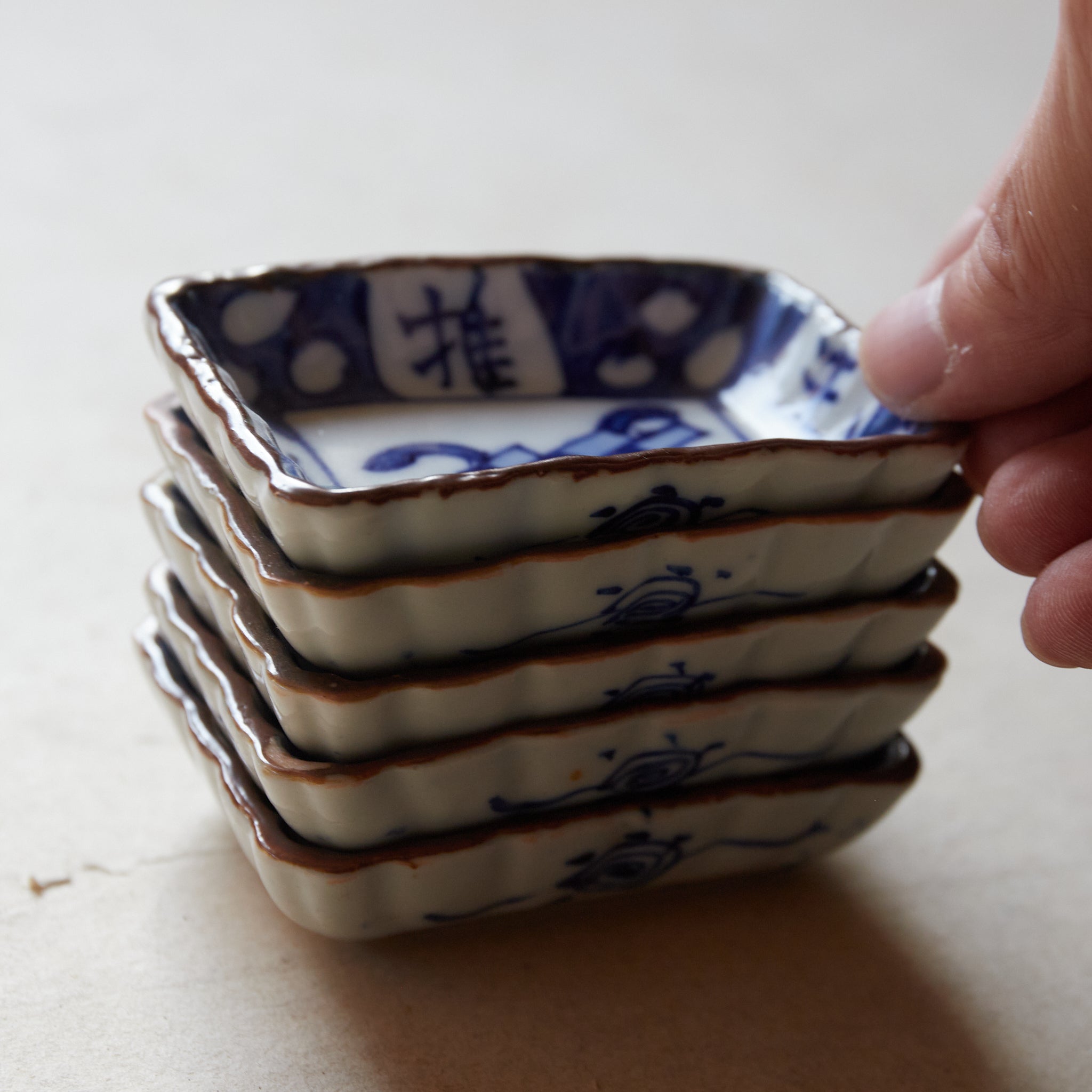 PLATILLO DIMINUTO, Ko-Imari, con azul bajo cubierta diseño de flor de ciruelo con oro apilado y joyas amontonadas, juego de 5, Período Edo(1603–1867 d. C.)