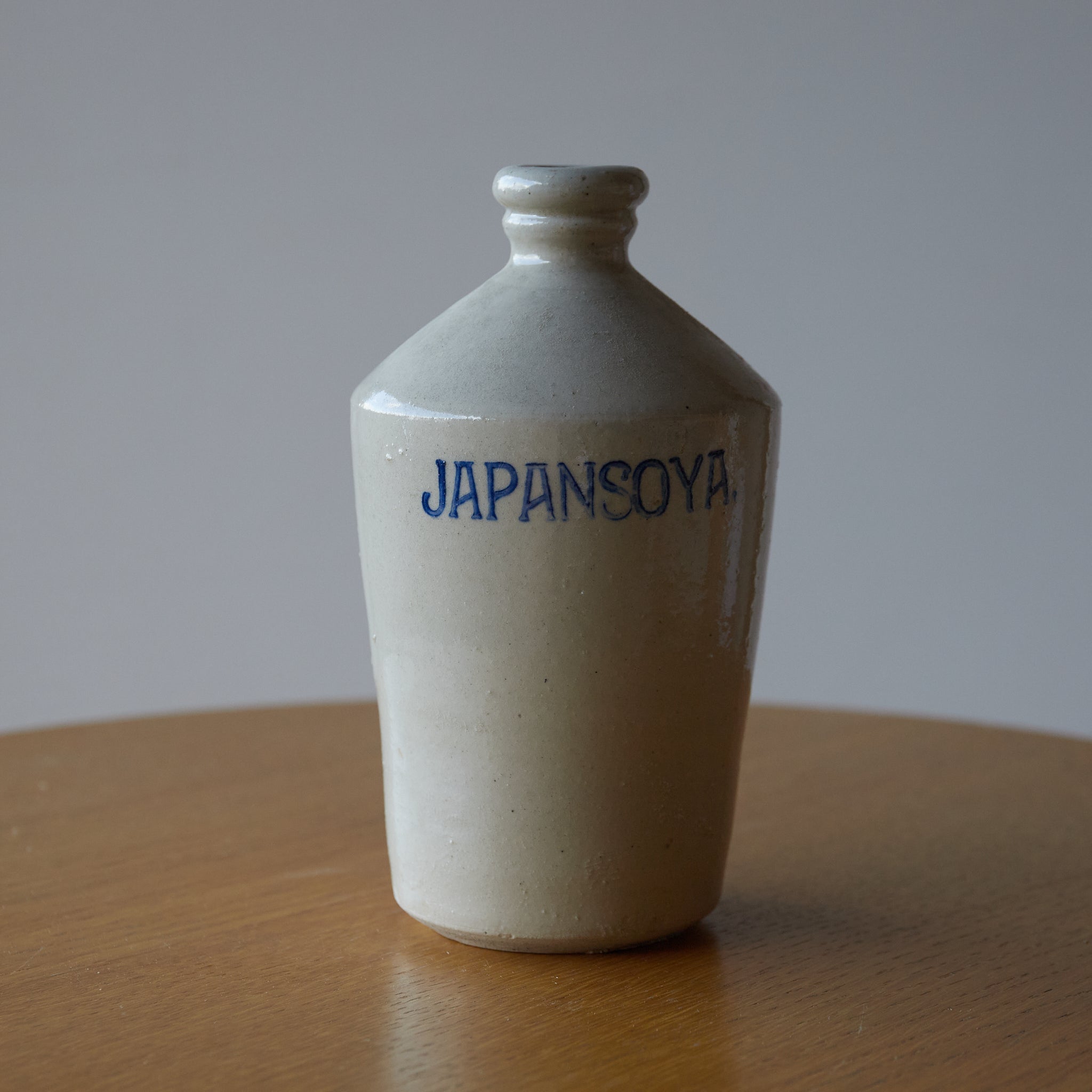 BOUTEILLE COMPRA, Bleue sous couverte avec motif japansoya, Période Edo(1603–1867 apr. J.-C.)