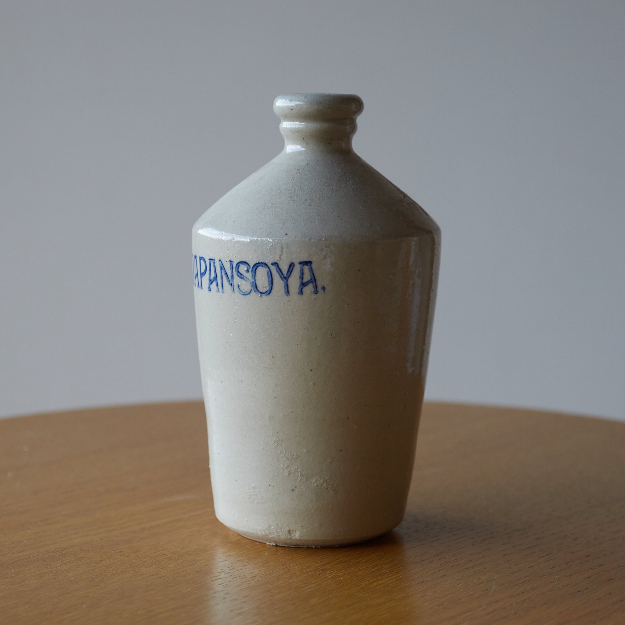 BOUTEILLE COMPRA, Bleue sous couverte avec motif japansoya, Période Edo(1603–1867 apr. J.-C.)