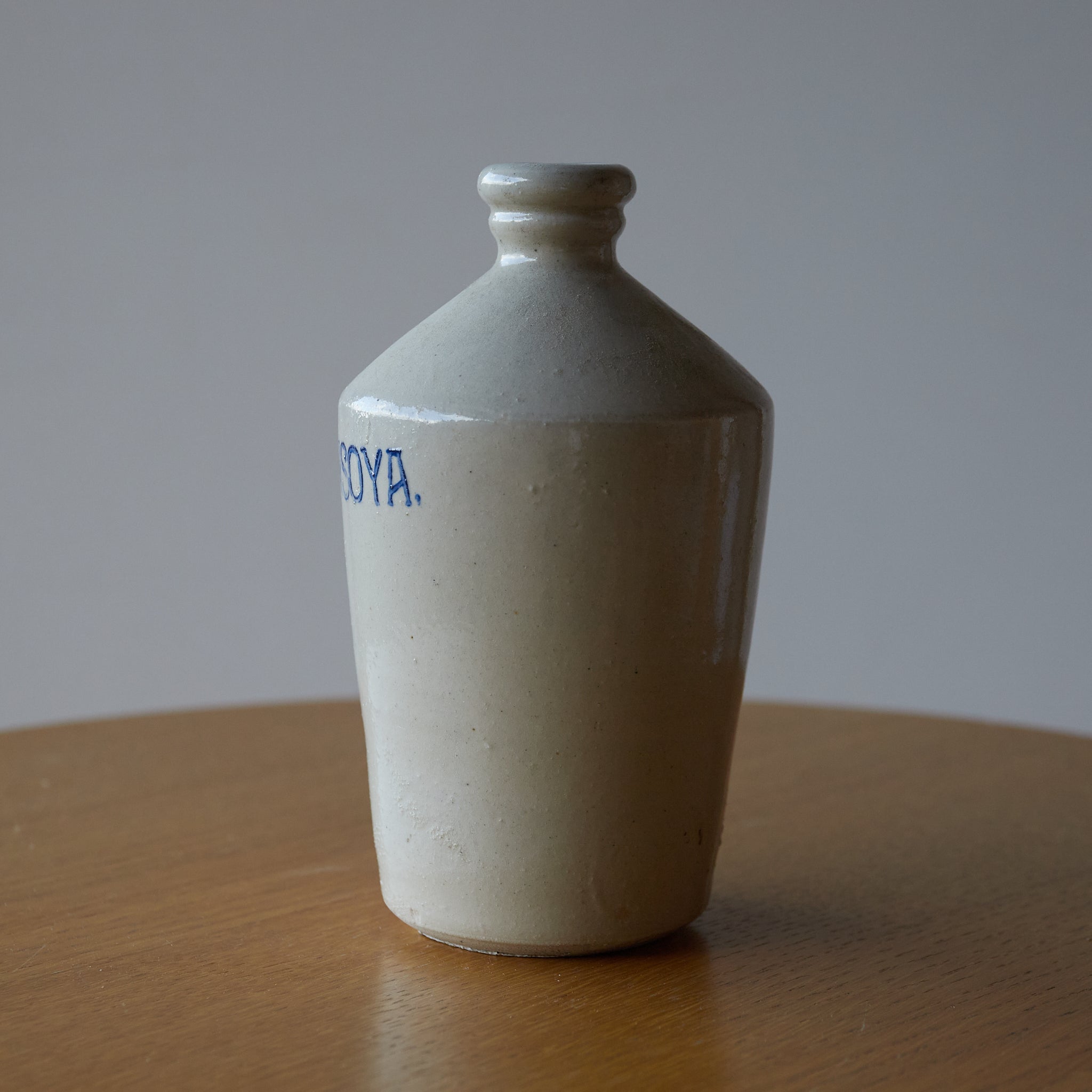 BOUTEILLE COMPRA, Bleue sous couverte avec motif japansoya, Période Edo(1603–1867 apr. J.-C.)