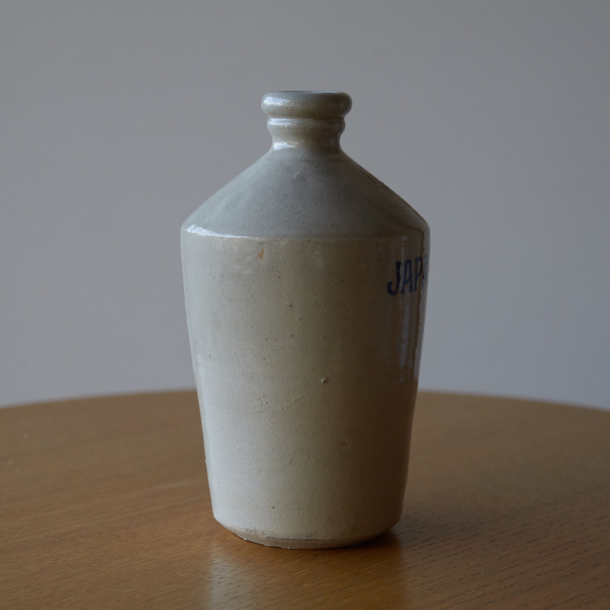 BOUTEILLE COMPRA, Bleue sous couverte avec motif japansoya, Période Edo(1603–1867 apr. J.-C.)