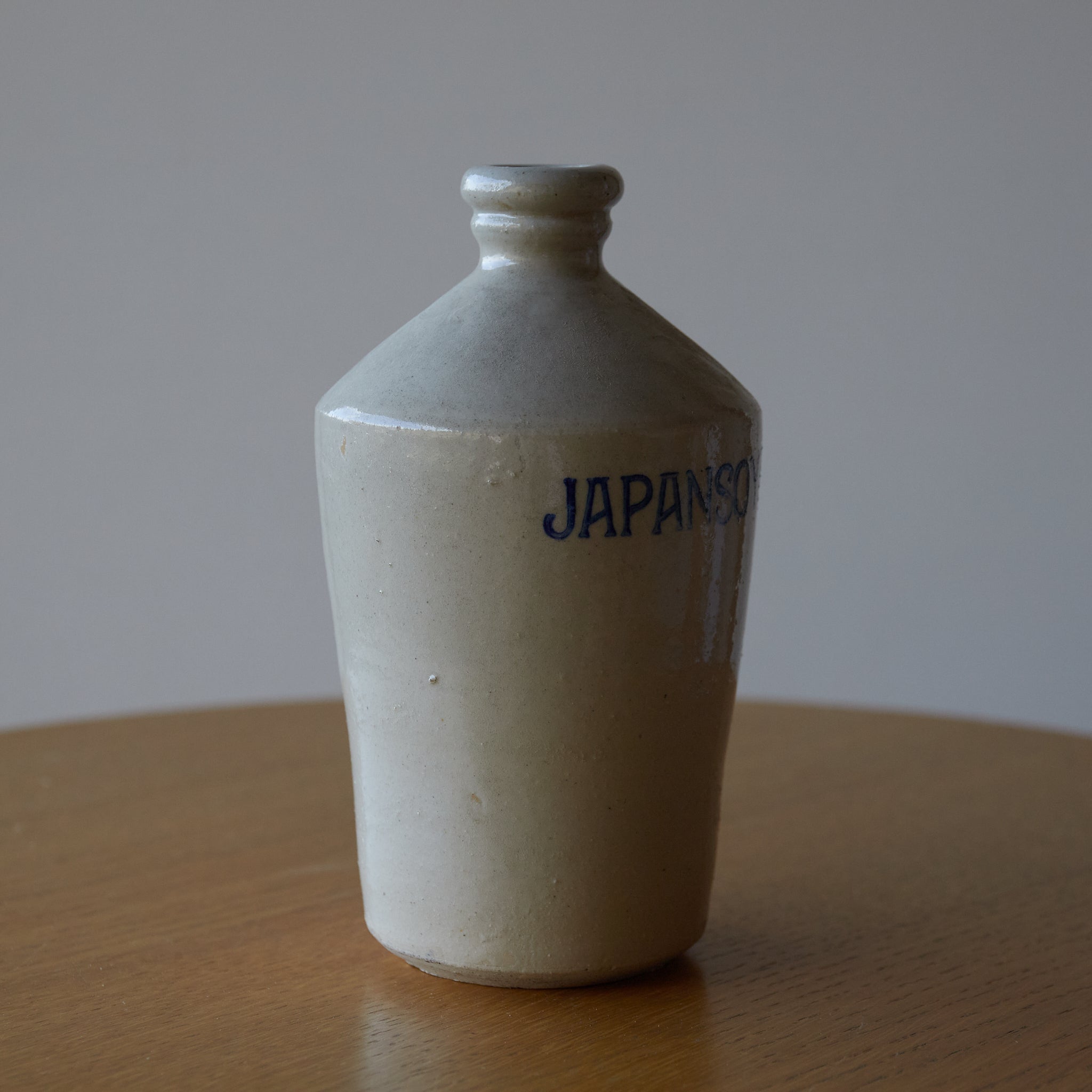 BOUTEILLE COMPRA, Bleue sous couverte avec motif japansoya, Période Edo(1603–1867 apr. J.-C.)