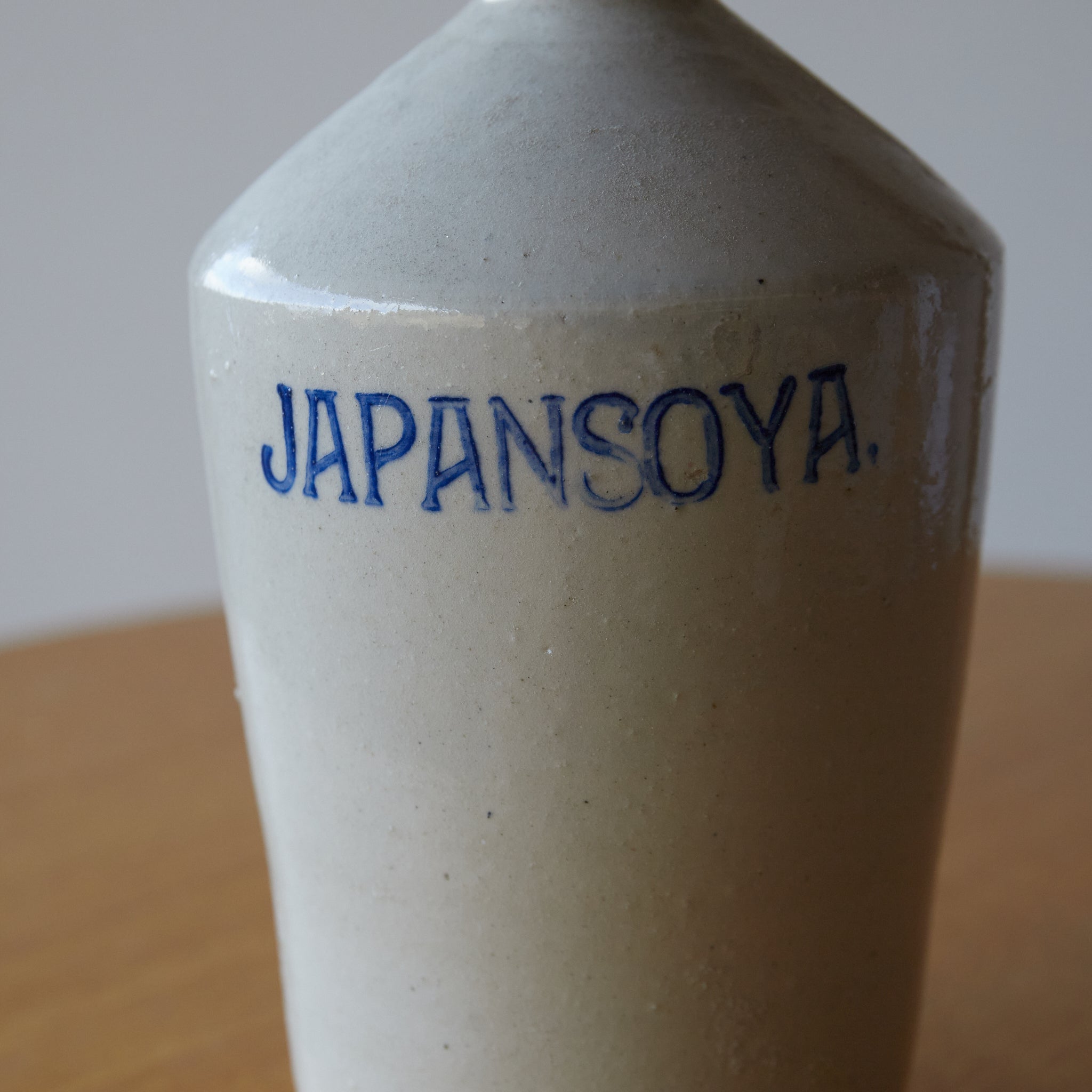 BOUTEILLE COMPRA, Bleue sous couverte avec motif japansoya, Période Edo(1603–1867 apr. J.-C.)