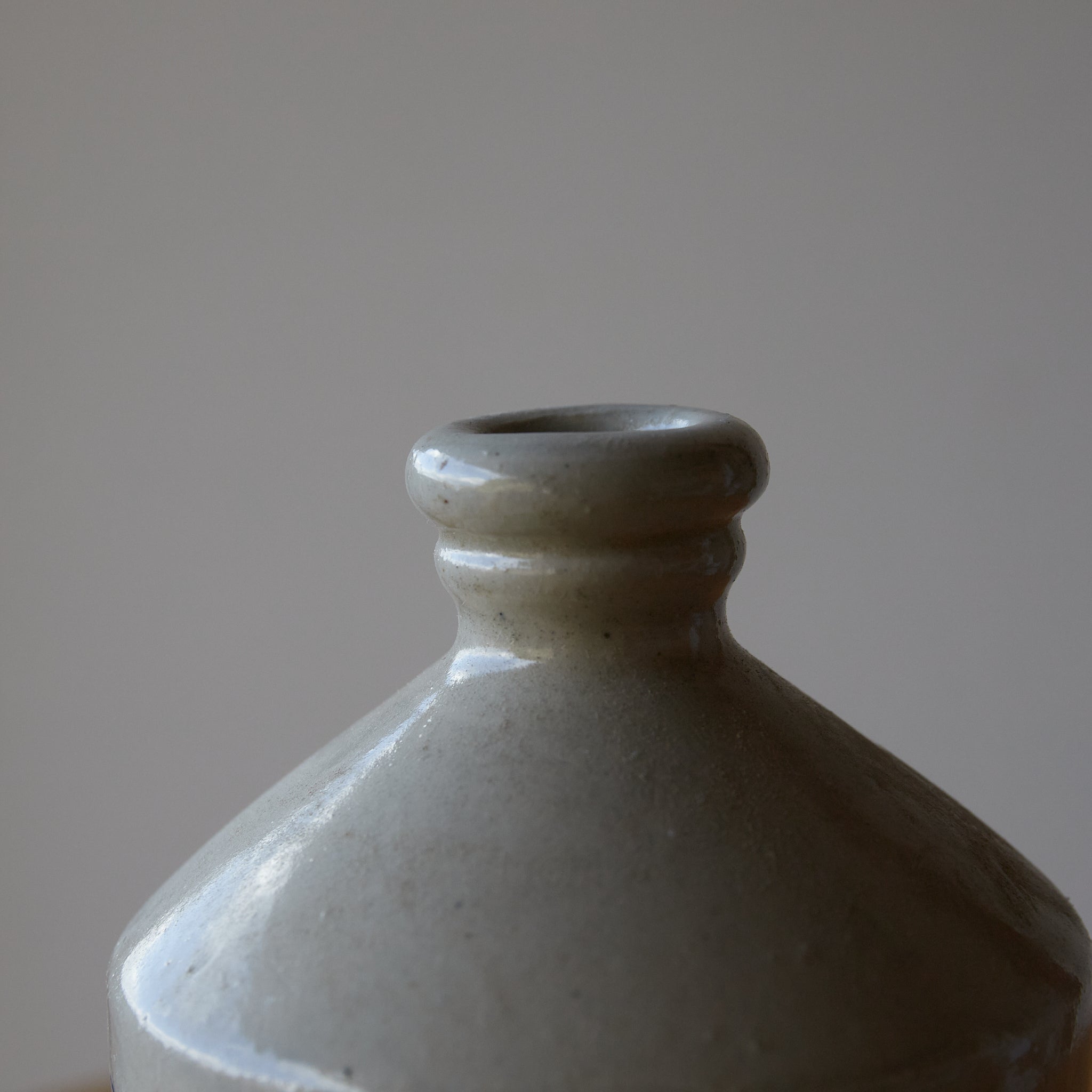 BOUTEILLE COMPRA, Bleue sous couverte avec motif japansoya, Période Edo(1603–1867 apr. J.-C.)