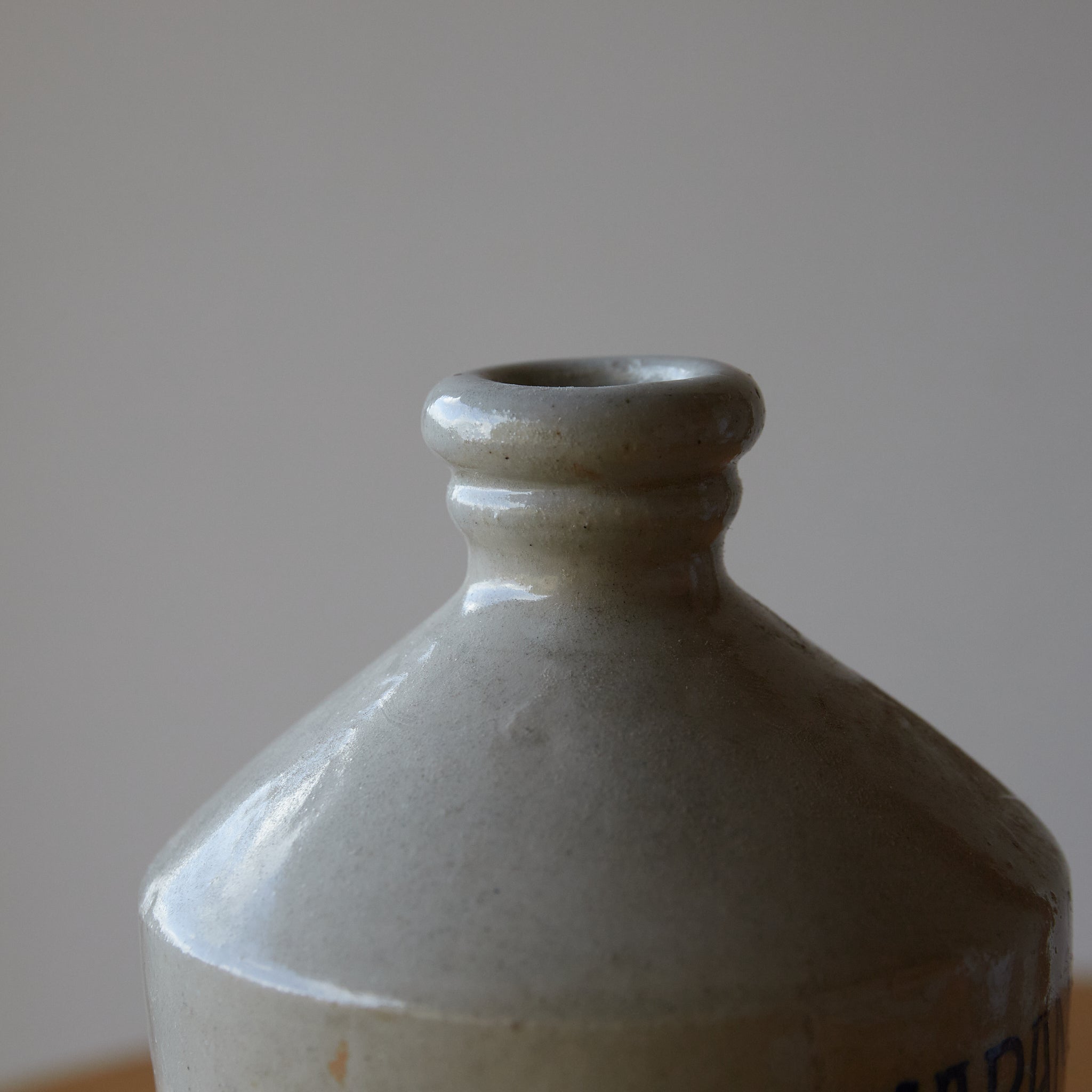 BOUTEILLE COMPRA, Bleue sous couverte avec motif japansoya, Période Edo(1603–1867 apr. J.-C.)