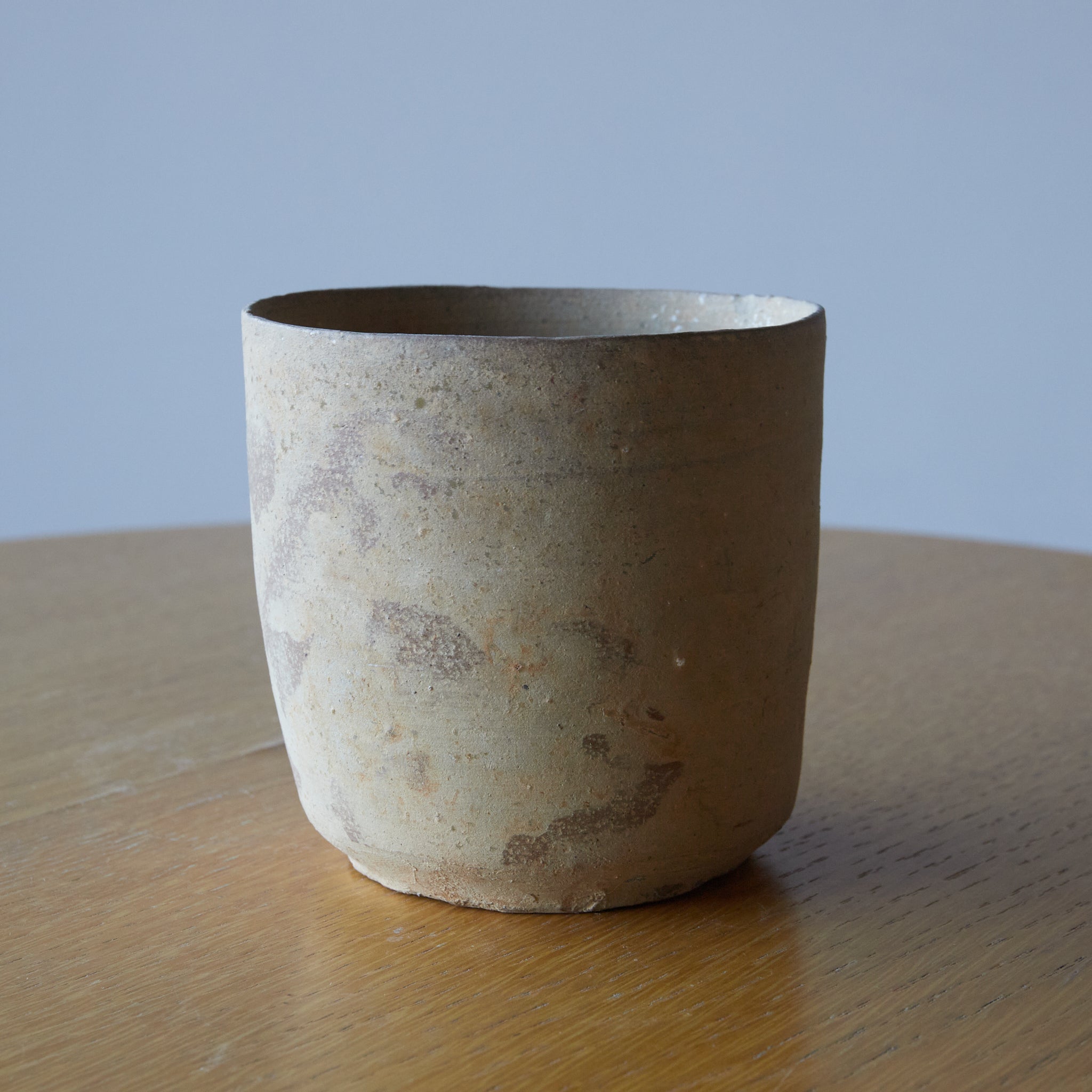 CUENCO / TUBO / TAZÓN DE TÉ, Loza de barro gris, proto-celadón, con caja de madera, Primavera y Reinos Combatientes(770–221 a. C.)