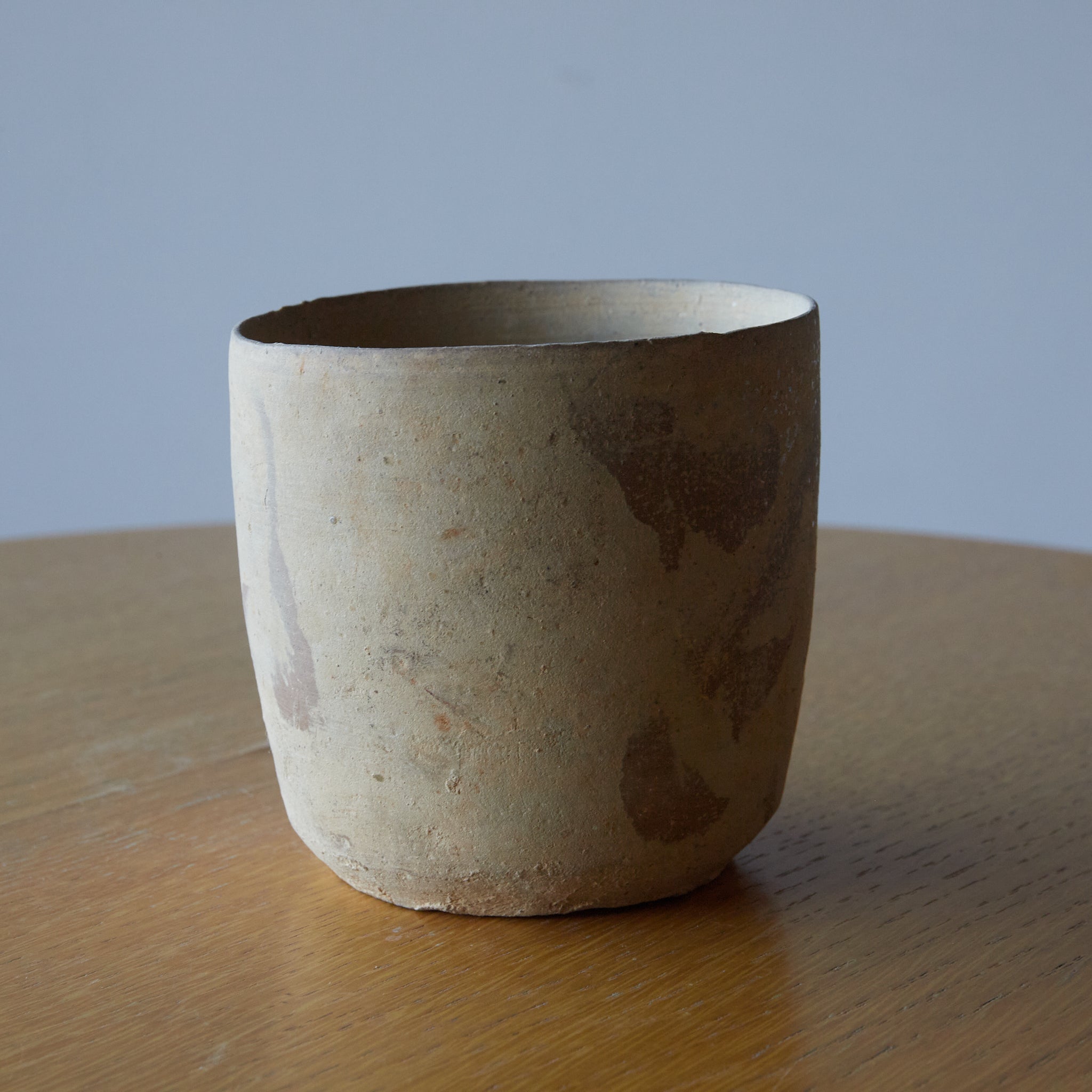 CUENCO / TUBO / TAZÓN DE TÉ, Loza de barro gris, proto-celadón, con caja de madera, Primavera y Reinos Combatientes(770–221 a. C.)