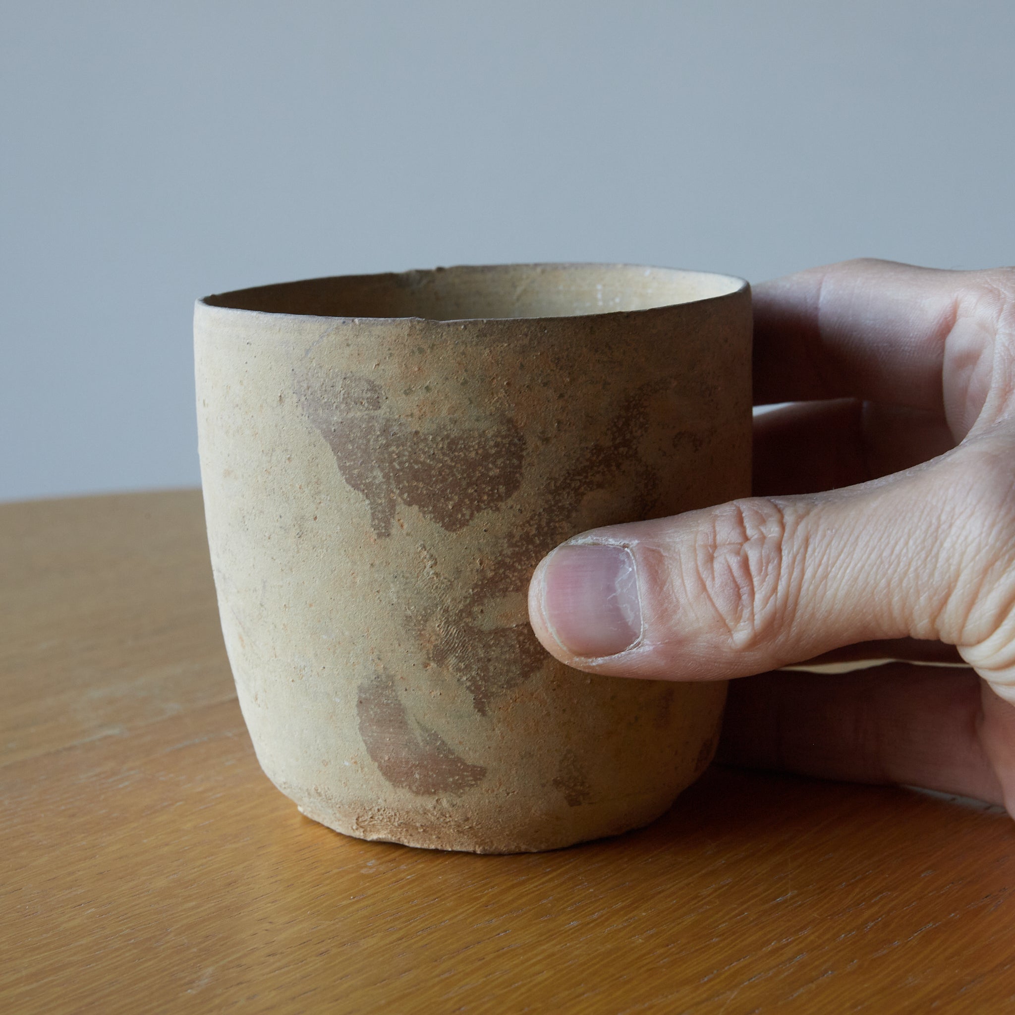 CUENCO / TUBO / TAZÓN DE TÉ, Loza de barro gris, proto-celadón, con caja de madera, Primavera y Reinos Combatientes(770–221 a. C.)