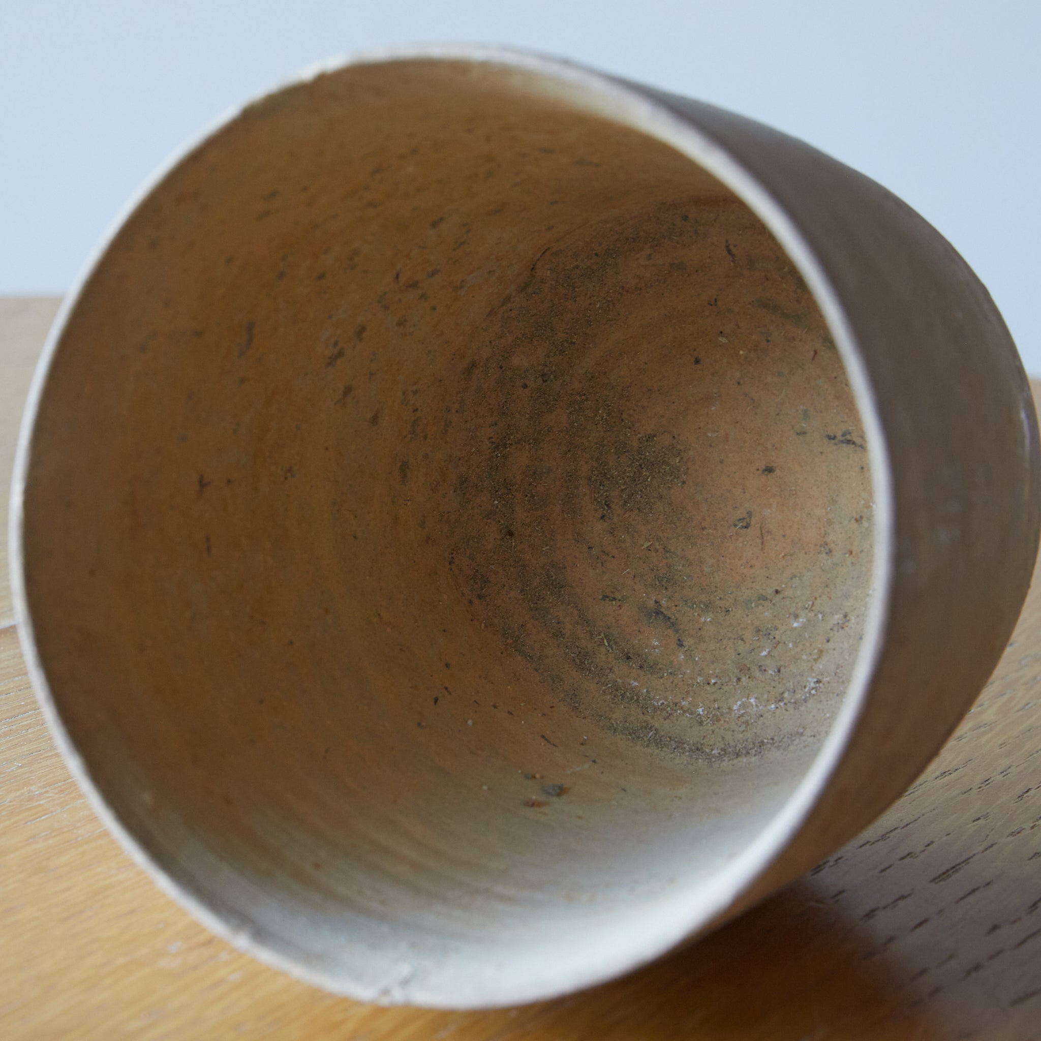 CUENCO / TUBO / TAZÓN DE TÉ, Loza de barro gris, proto-celadón, con caja de madera, Primavera y Reinos Combatientes(770–221 a. C.)