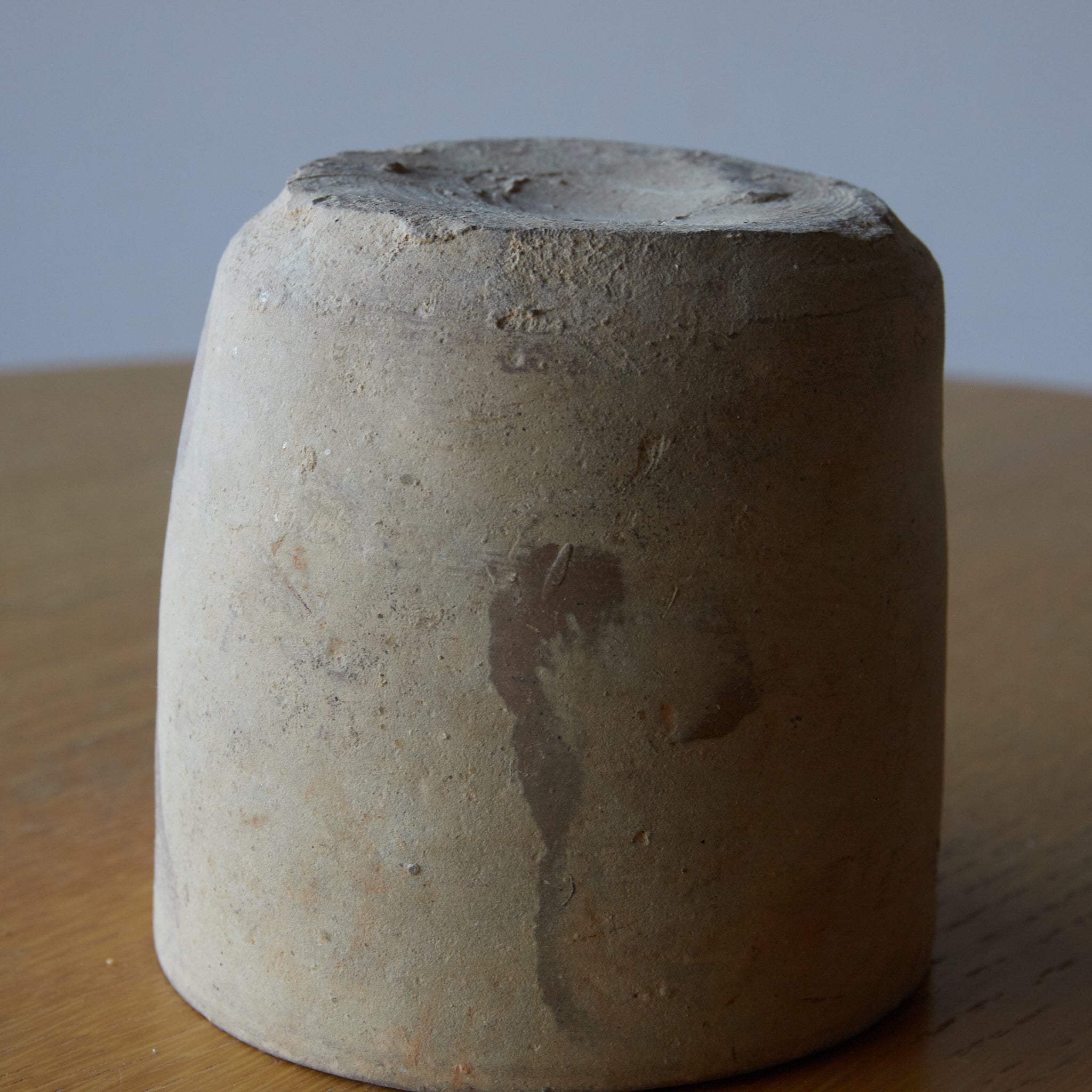 CUENCO / TUBO / TAZÓN DE TÉ, Loza de barro gris, proto-celadón, con caja de madera, Primavera y Reinos Combatientes(770–221 a. C.)