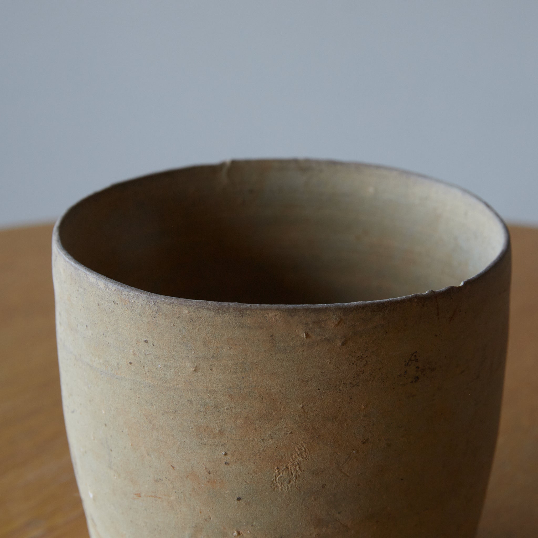 CUENCO / TUBO / TAZÓN DE TÉ, Loza de barro gris, proto-celadón, con caja de madera, Primavera y Reinos Combatientes(770–221 a. C.)