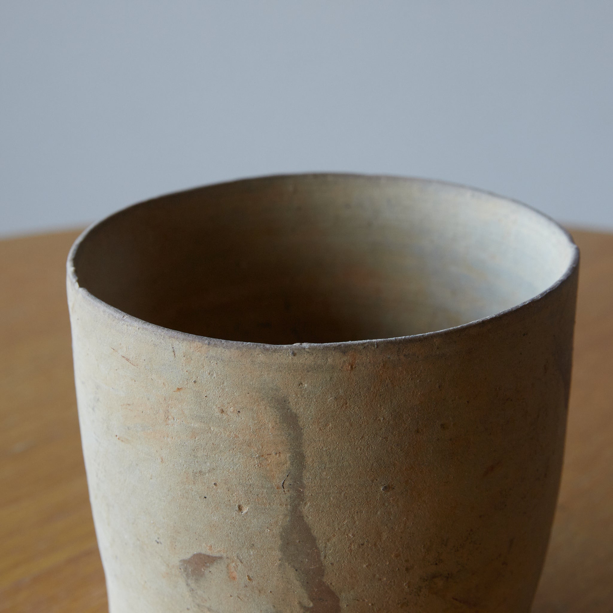 CUENCO / TUBO / TAZÓN DE TÉ, Loza de barro gris, proto-celadón, con caja de madera, Primavera y Reinos Combatientes(770–221 a. C.)