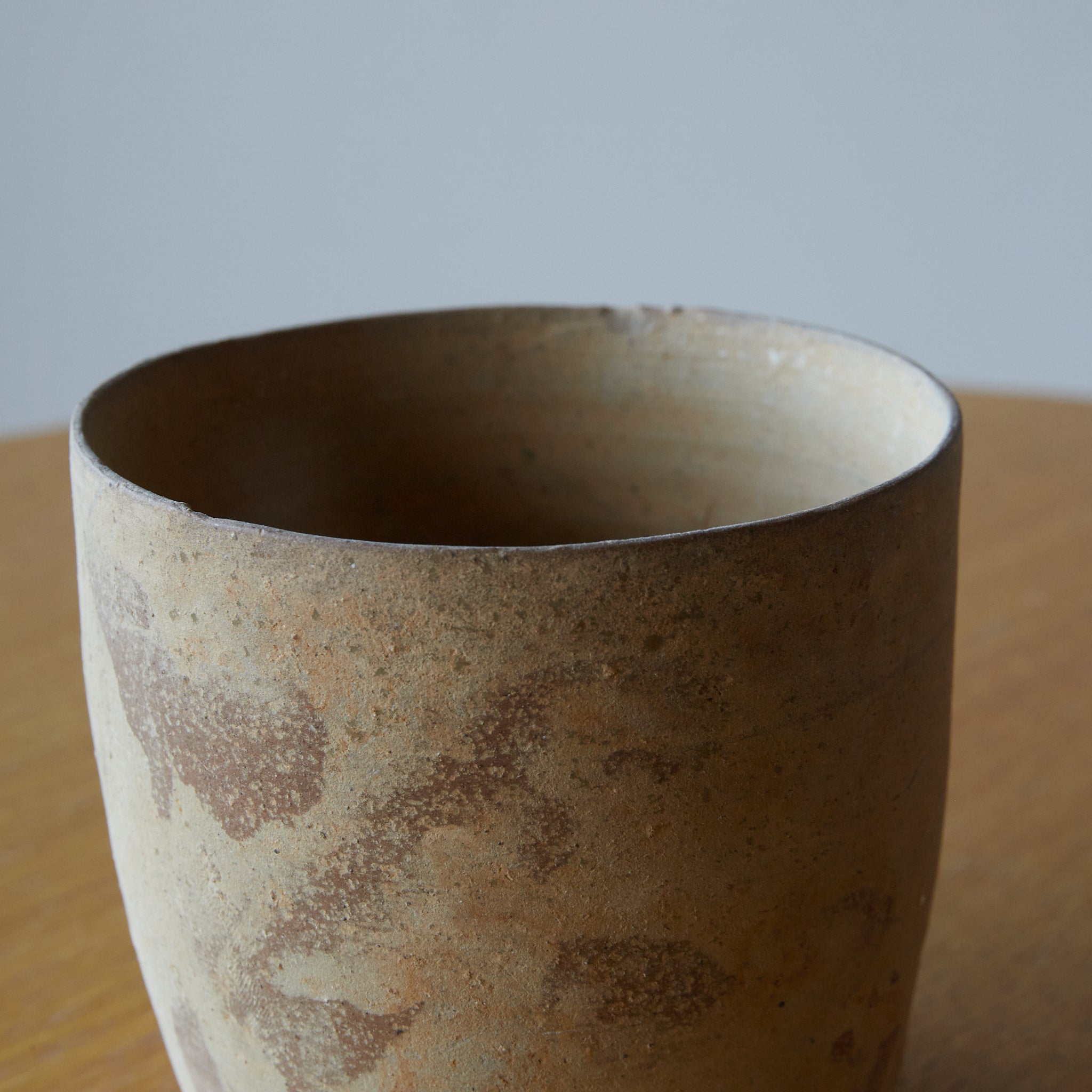 CUENCO / TUBO / TAZÓN DE TÉ, Loza de barro gris, proto-celadón, con caja de madera, Primavera y Reinos Combatientes(770–221 a. C.)