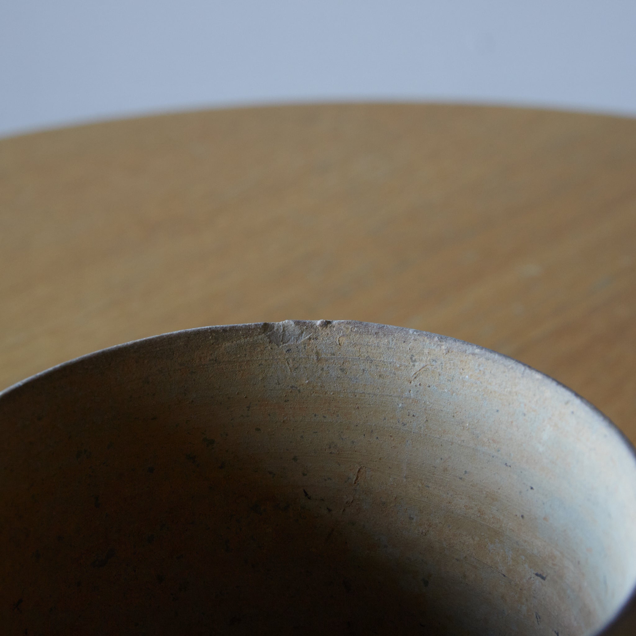 CUENCO / TUBO / TAZÓN DE TÉ, Loza de barro gris, proto-celadón, con caja de madera, Primavera y Reinos Combatientes(770–221 a. C.)