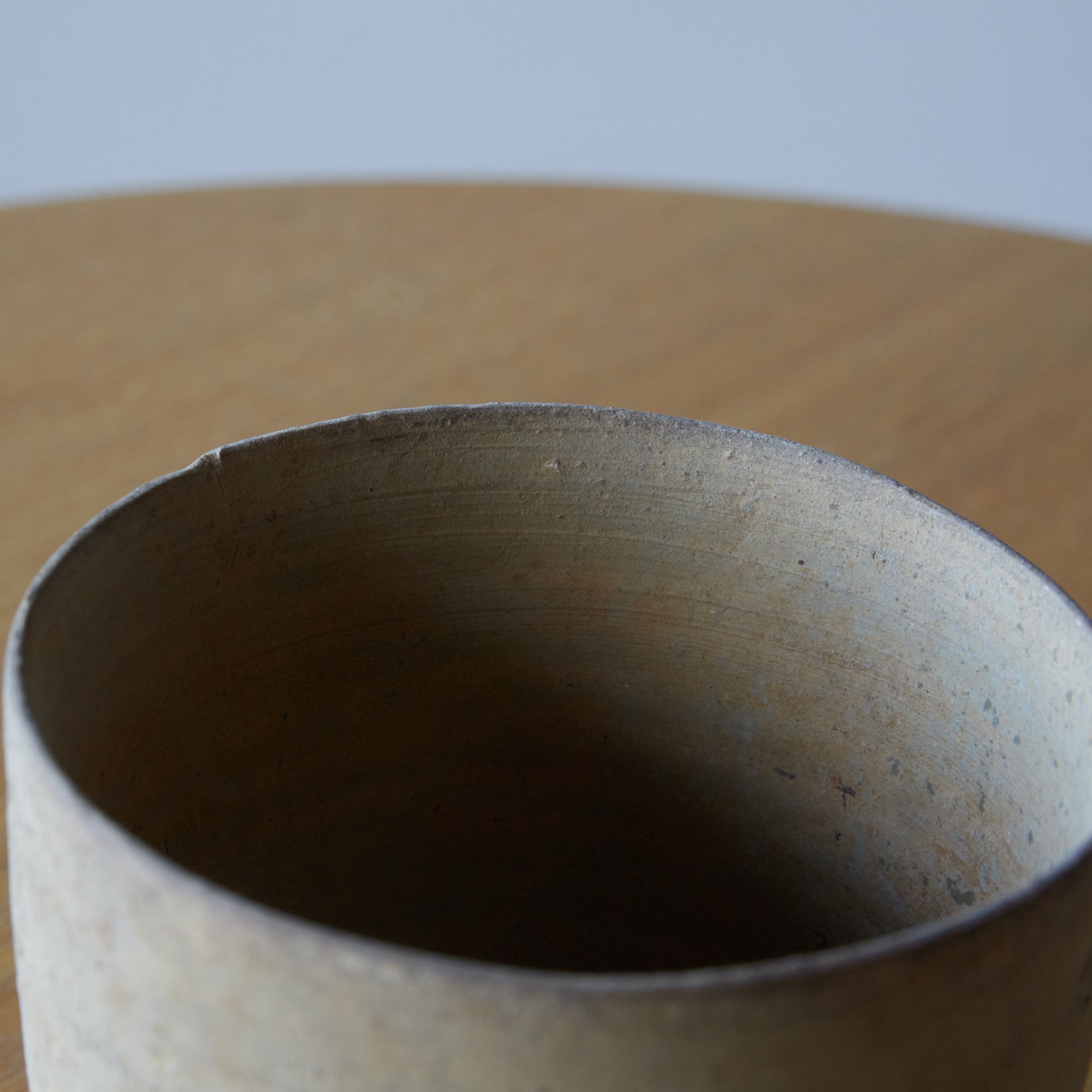 CUENCO / TUBO / TAZÓN DE TÉ, Loza de barro gris, proto-celadón, con caja de madera, Primavera y Reinos Combatientes(770–221 a. C.)