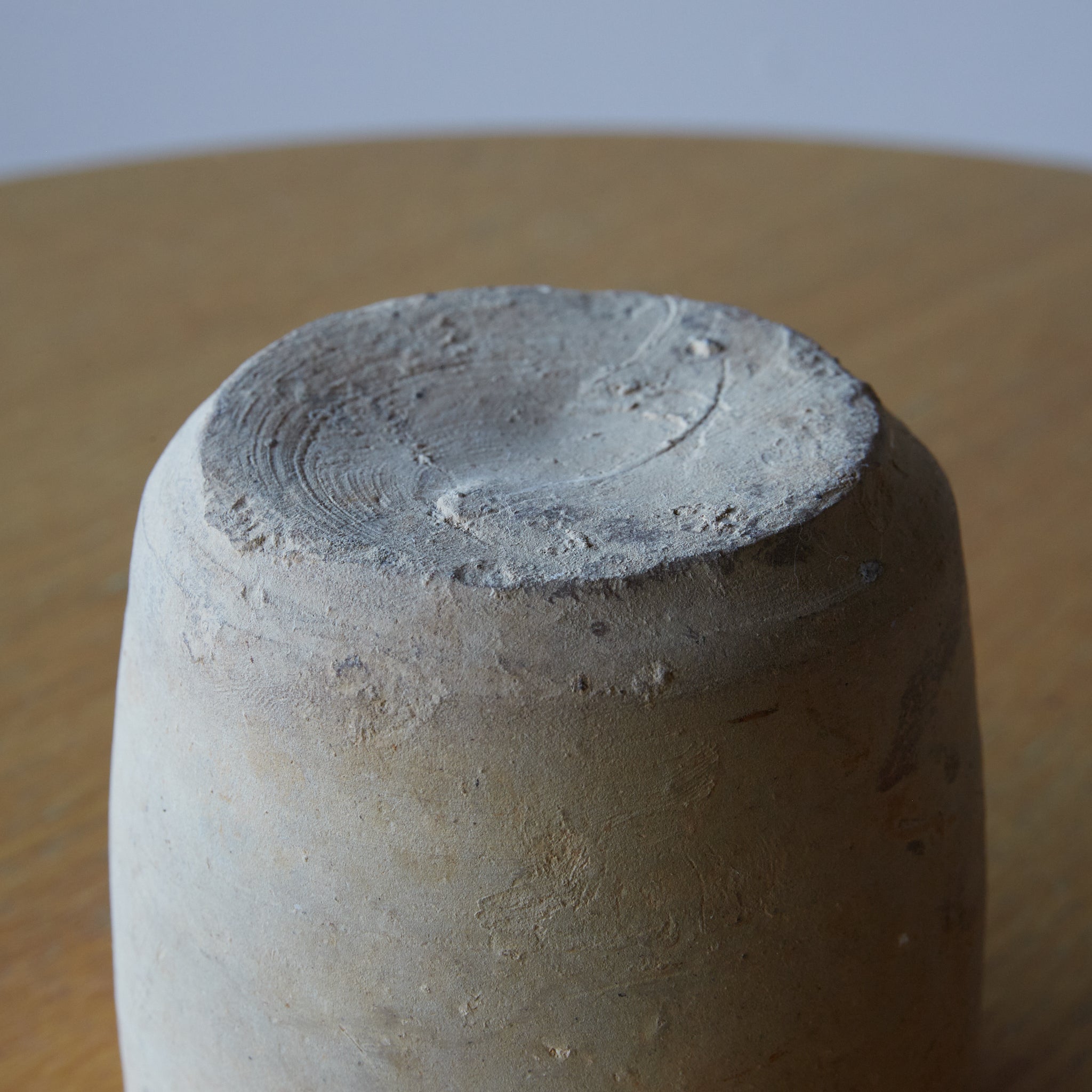 CUENCO / TUBO / TAZÓN DE TÉ, Loza de barro gris, proto-celadón, con caja de madera, Primavera y Reinos Combatientes(770–221 a. C.)