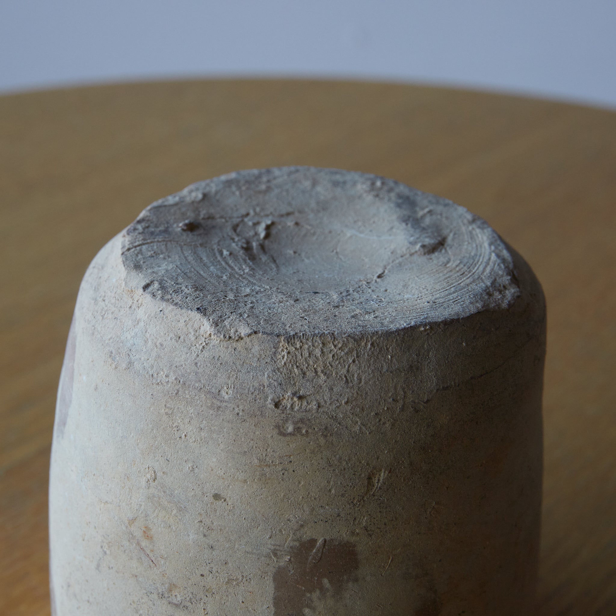 CUENCO / TUBO / TAZÓN DE TÉ, Loza de barro gris, proto-celadón, con caja de madera, Primavera y Reinos Combatientes(770–221 a. C.)