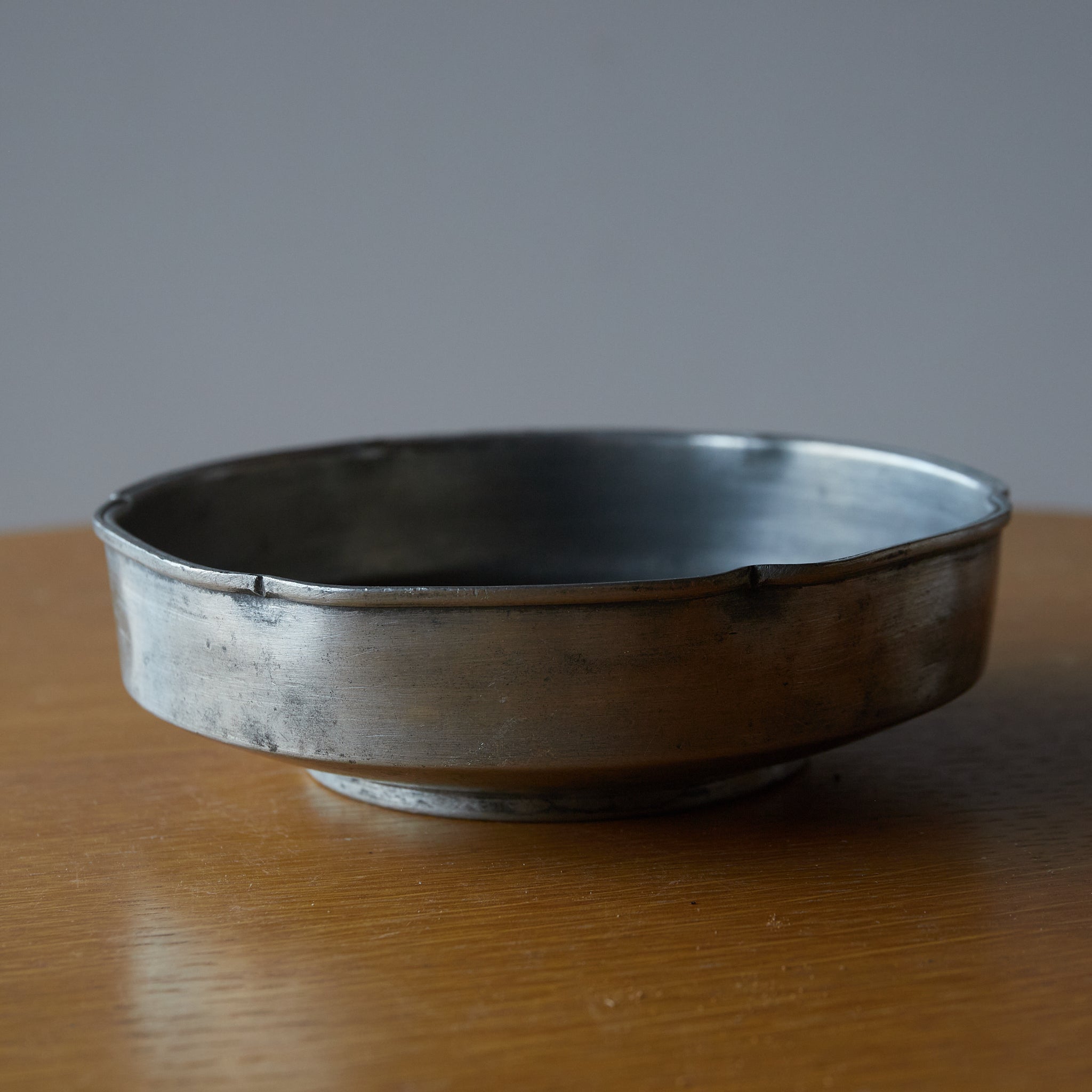 ANCIEN CHAPAN EN FLEUR LOBÉE EN ÉTAIN, Kenmo-gō zō, Dynastie Qing(1616–1911 apr. J.-C.)