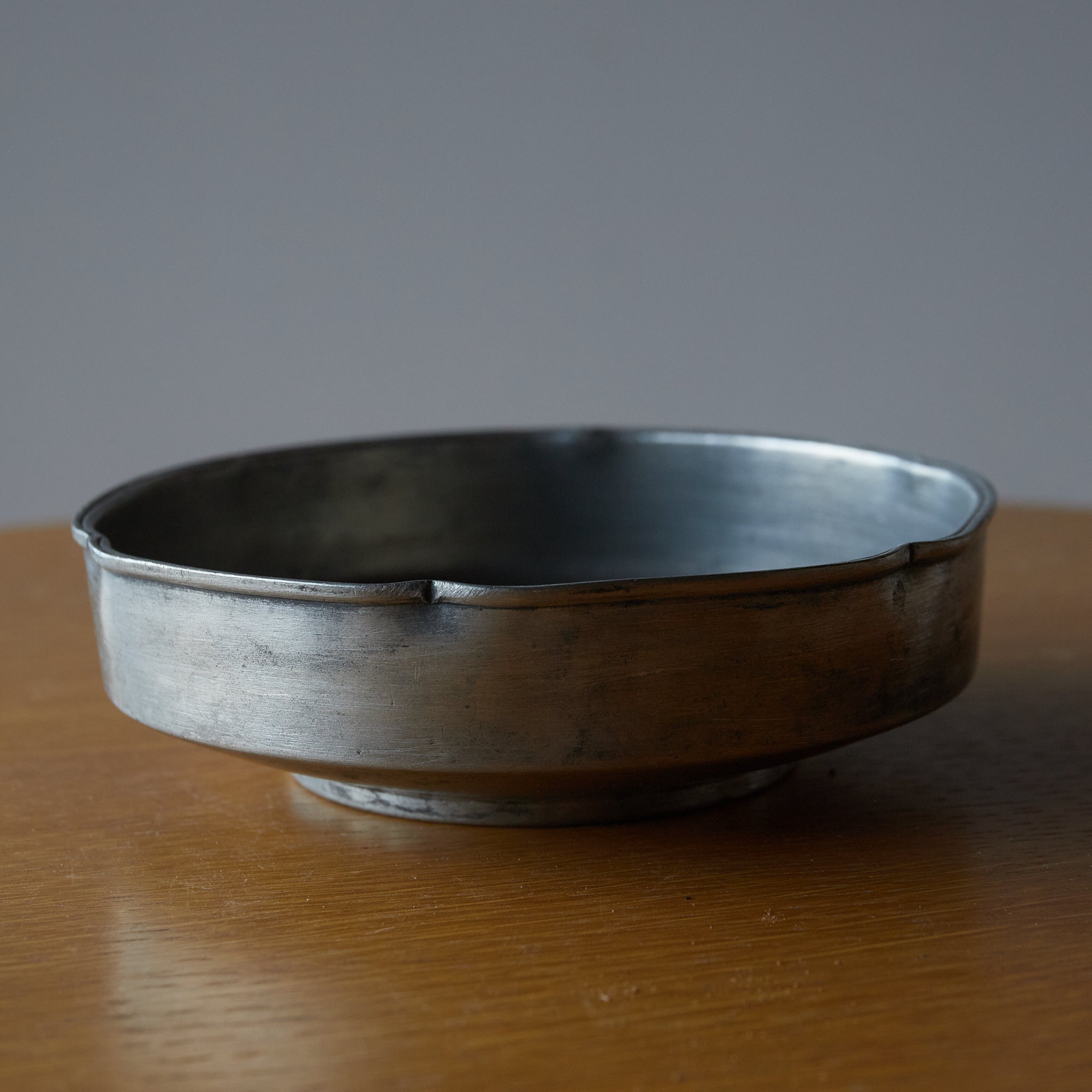 ANCIEN CHAPAN EN FLEUR LOBÉE EN ÉTAIN, Kenmo-gō zō, Dynastie Qing(1616–1911 apr. J.-C.)