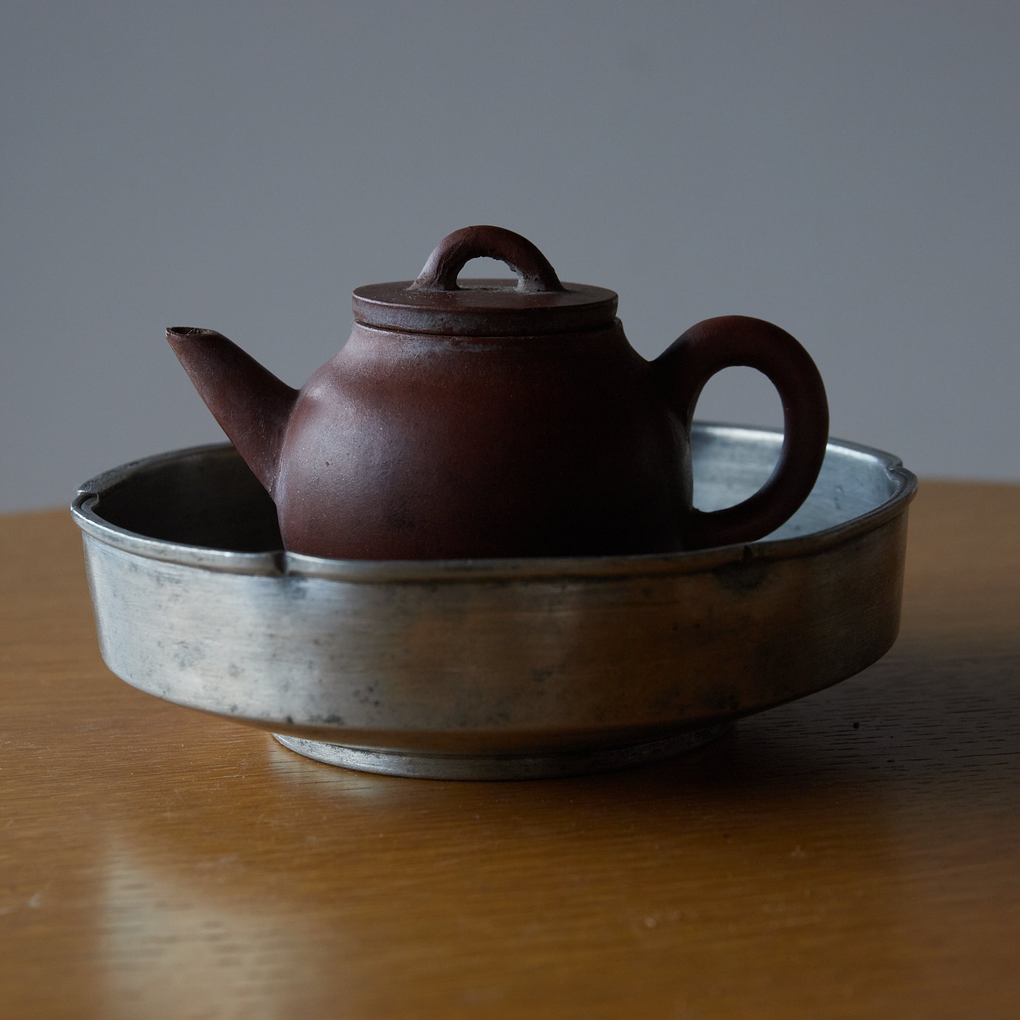 CHAPAN DE FLOR LOBULADA DE ESTAÑO VIEJO, Kenmo-gō zō, Dinastía Qing(1616–1911 d. C.)