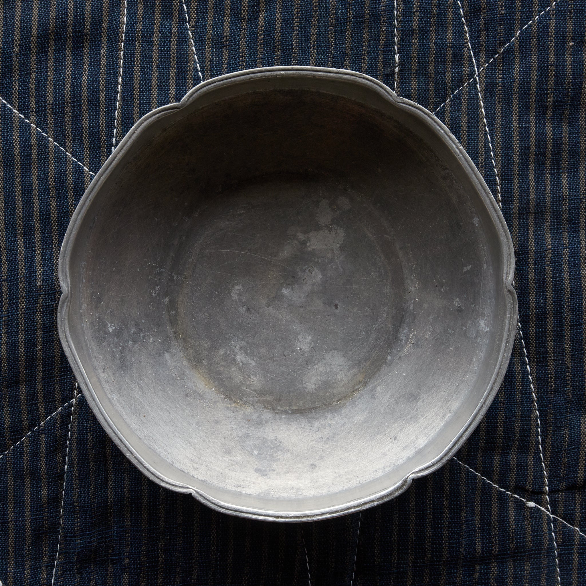CHAPAN DE FLOR LOBULADA DE ESTAÑO VIEJO, Kenmo-gō zō, Dinastía Qing(1616–1911 d. C.)