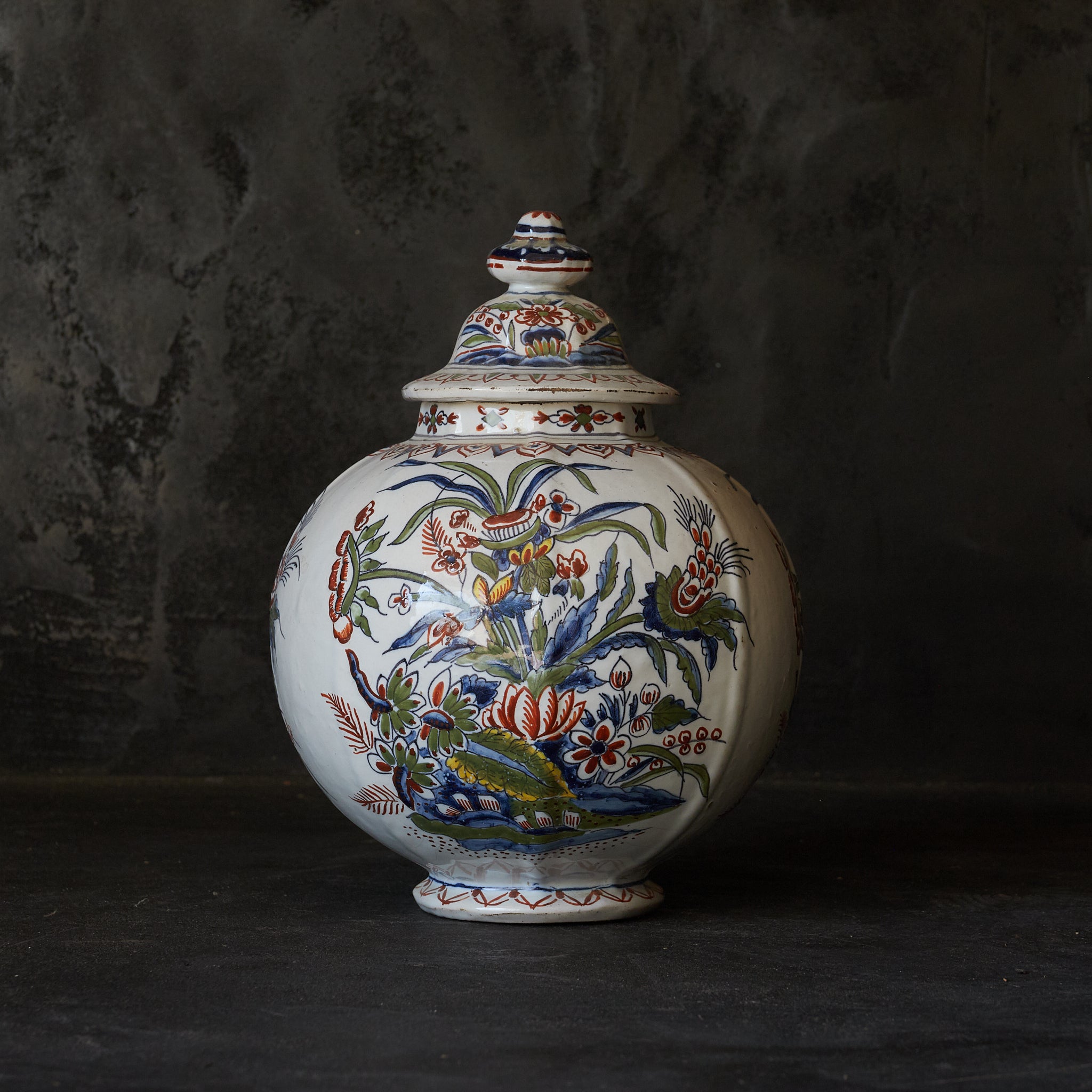DECKELGEFÄSS, Delfter Ware, aufglasurbemaltes mit blumen-design, Niederländische Antiquität, Frühe Neuzeit(16.–19. Jahrhundert)