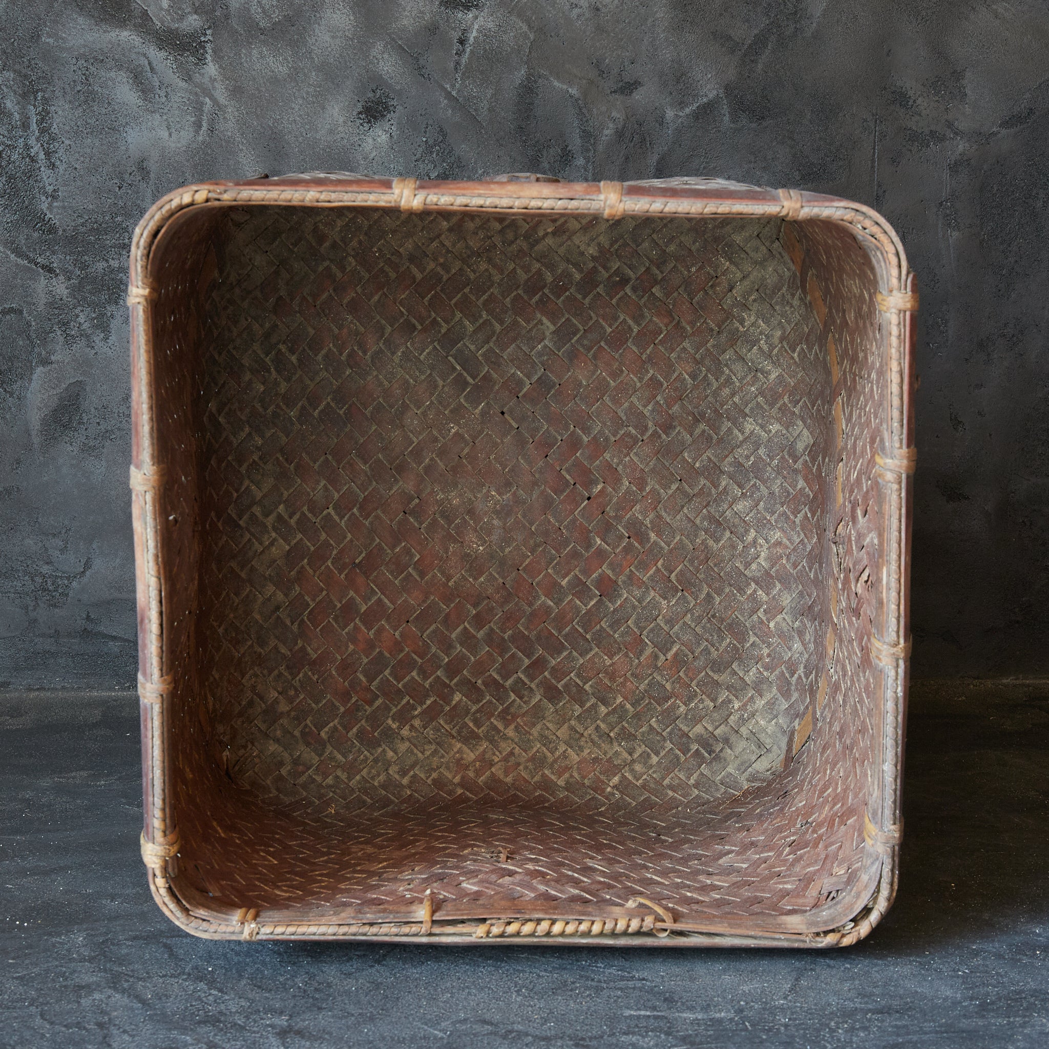 LARGE KUDZU BASKET / TEA BOX, Edo–Meiji Period(1603–1912CE)