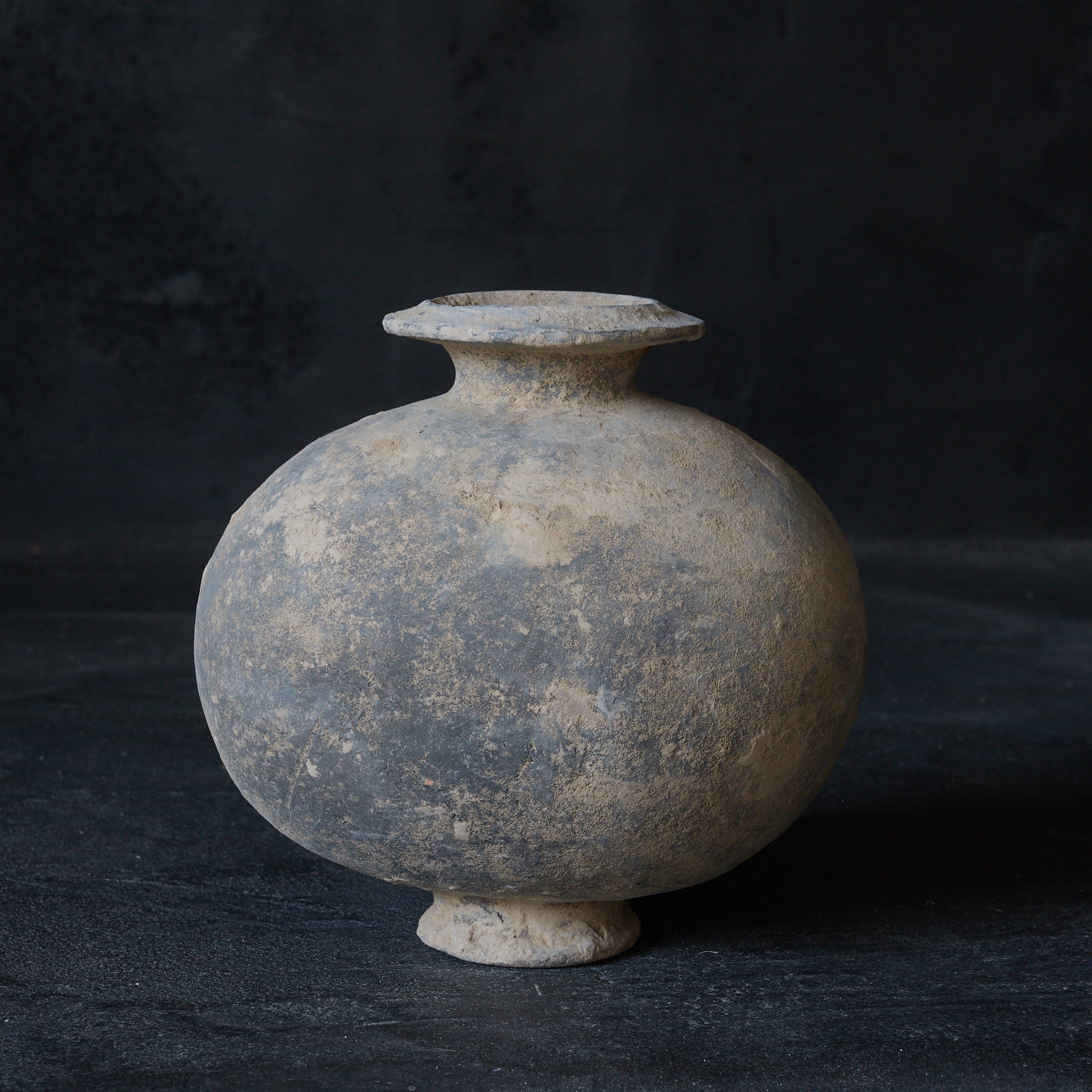CERÁMICA NEGRA / JARRA APLANADA, Cerámica pintada, con caja de madera, Dinastía Han(206 a. C.–220 d. C.)
