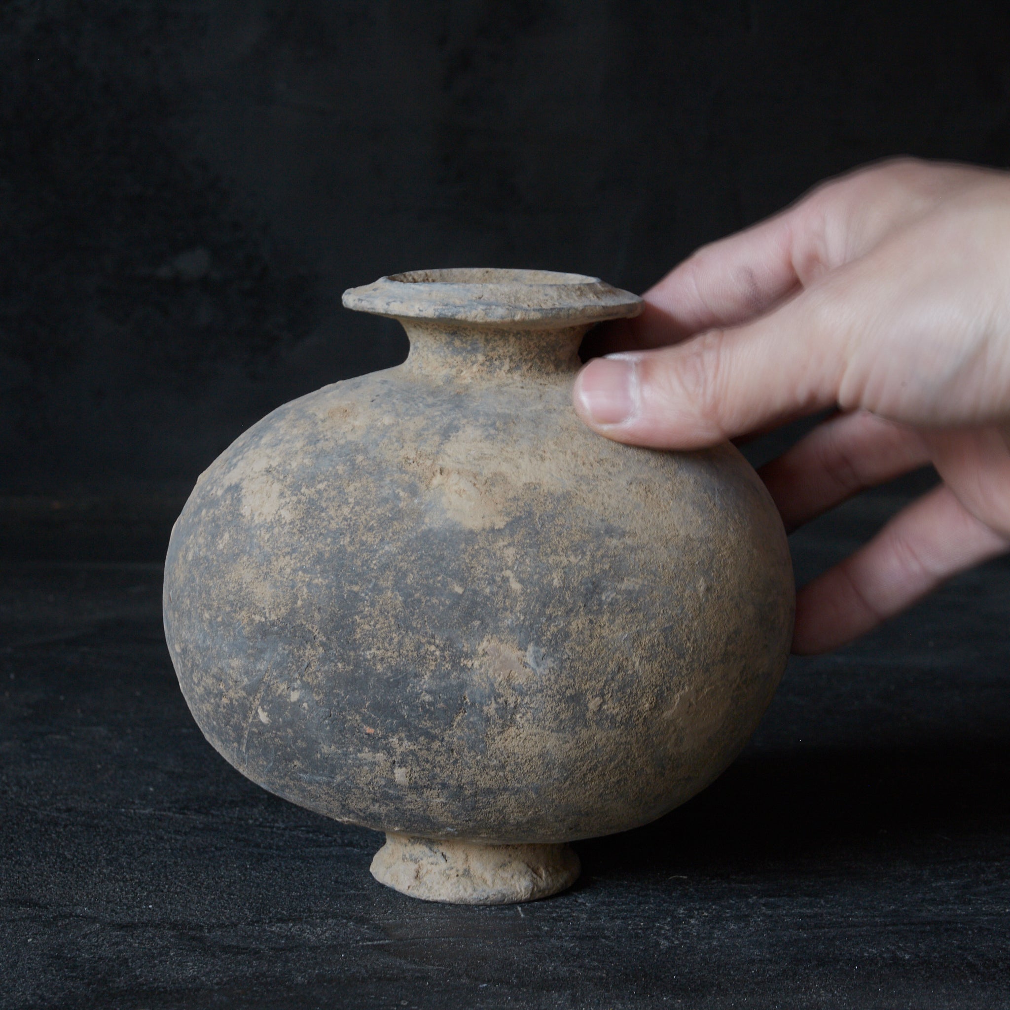 CERÁMICA NEGRA / JARRA APLANADA, Cerámica pintada, con caja de madera, Dinastía Han(206 a. C.–220 d. C.)