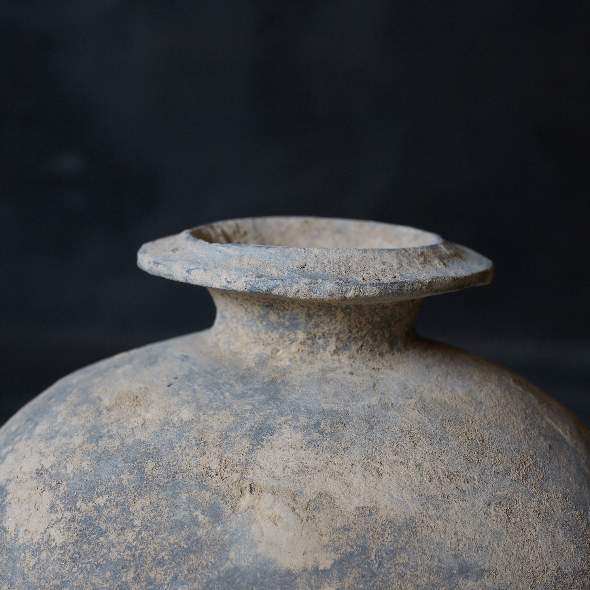 CERÁMICA NEGRA / JARRA APLANADA, Cerámica pintada, con caja de madera, Dinastía Han(206 a. C.–220 d. C.)