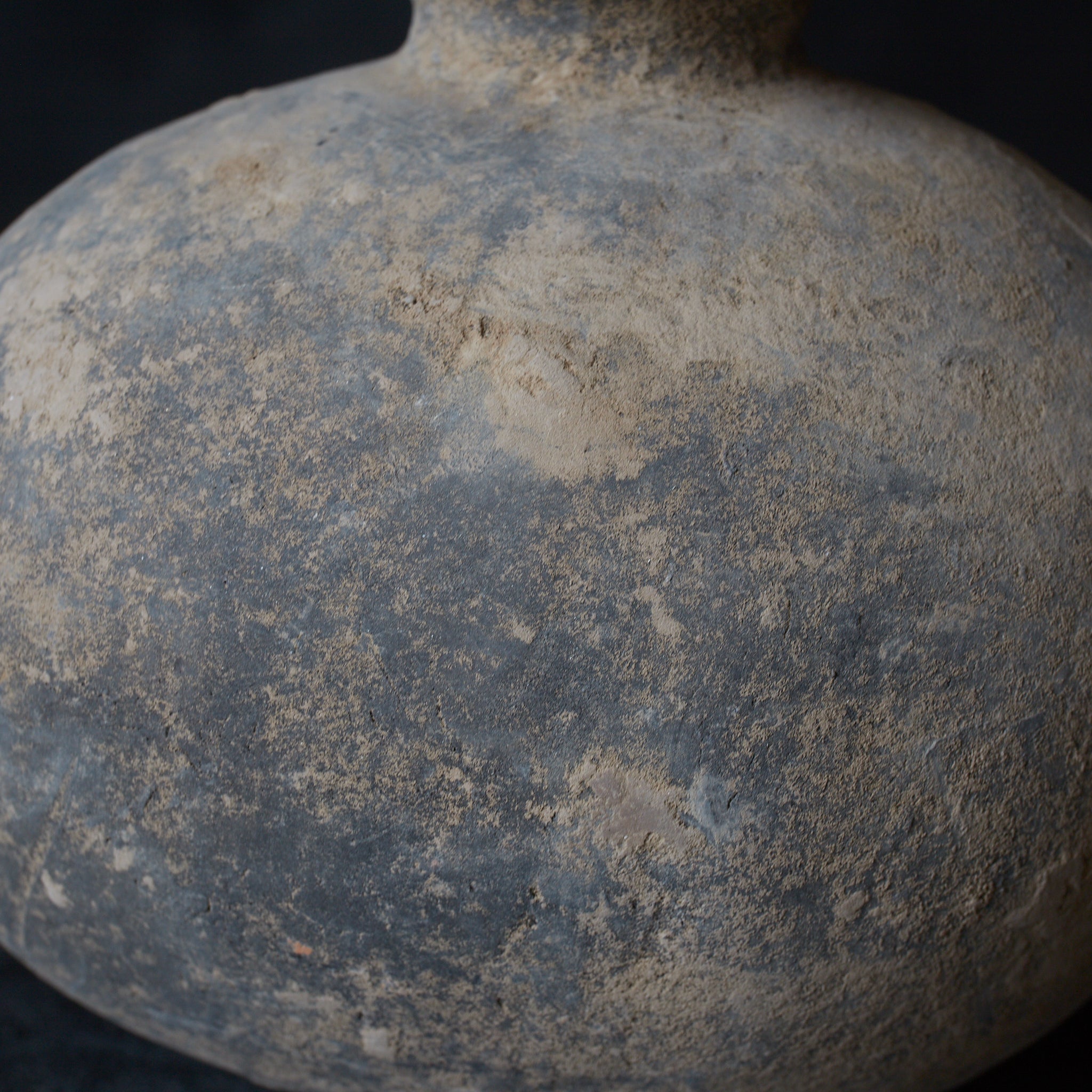 CERÁMICA NEGRA / JARRA APLANADA, Cerámica pintada, con caja de madera, Dinastía Han(206 a. C.–220 d. C.)