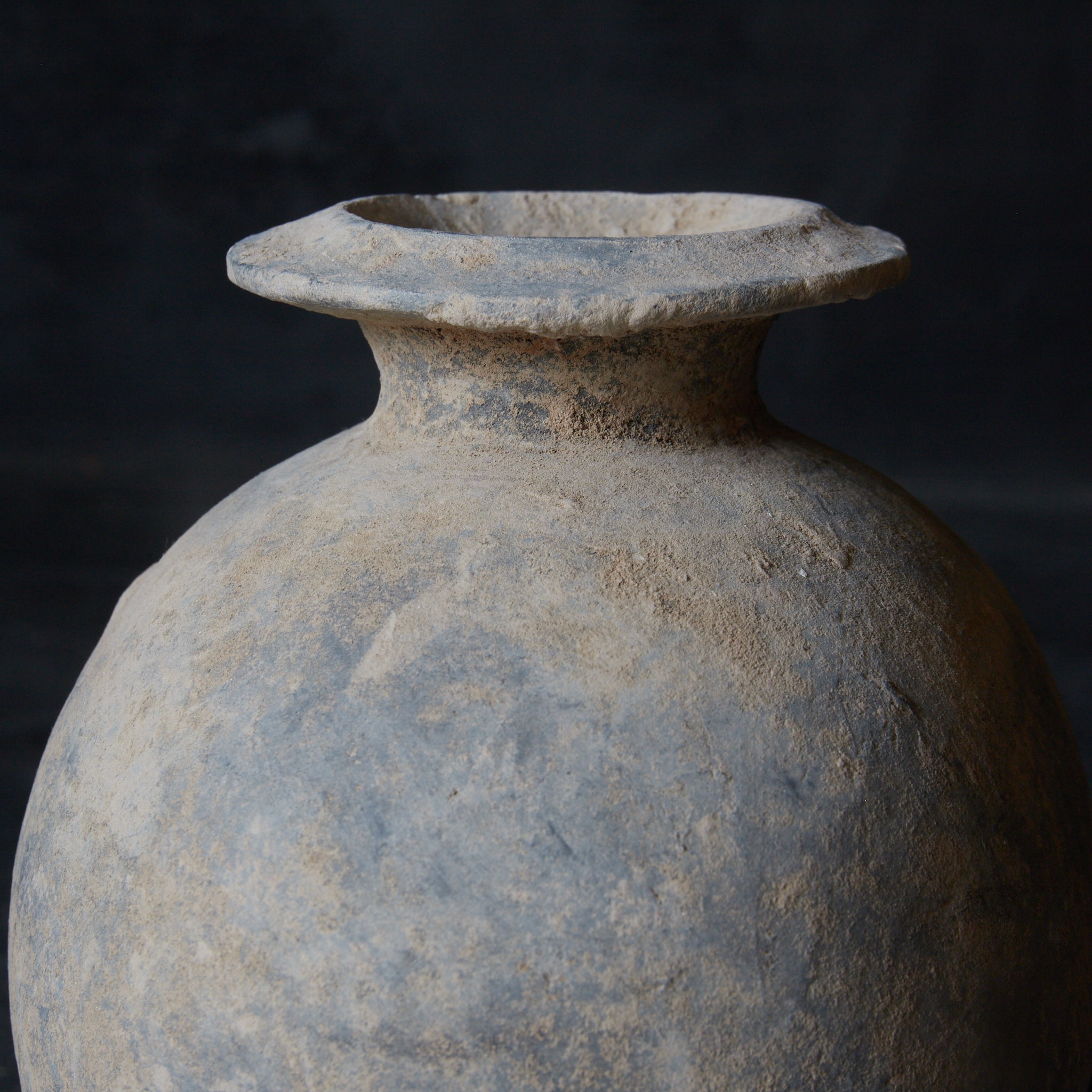 CERÁMICA NEGRA / JARRA APLANADA, Cerámica pintada, con caja de madera, Dinastía Han(206 a. C.–220 d. C.)