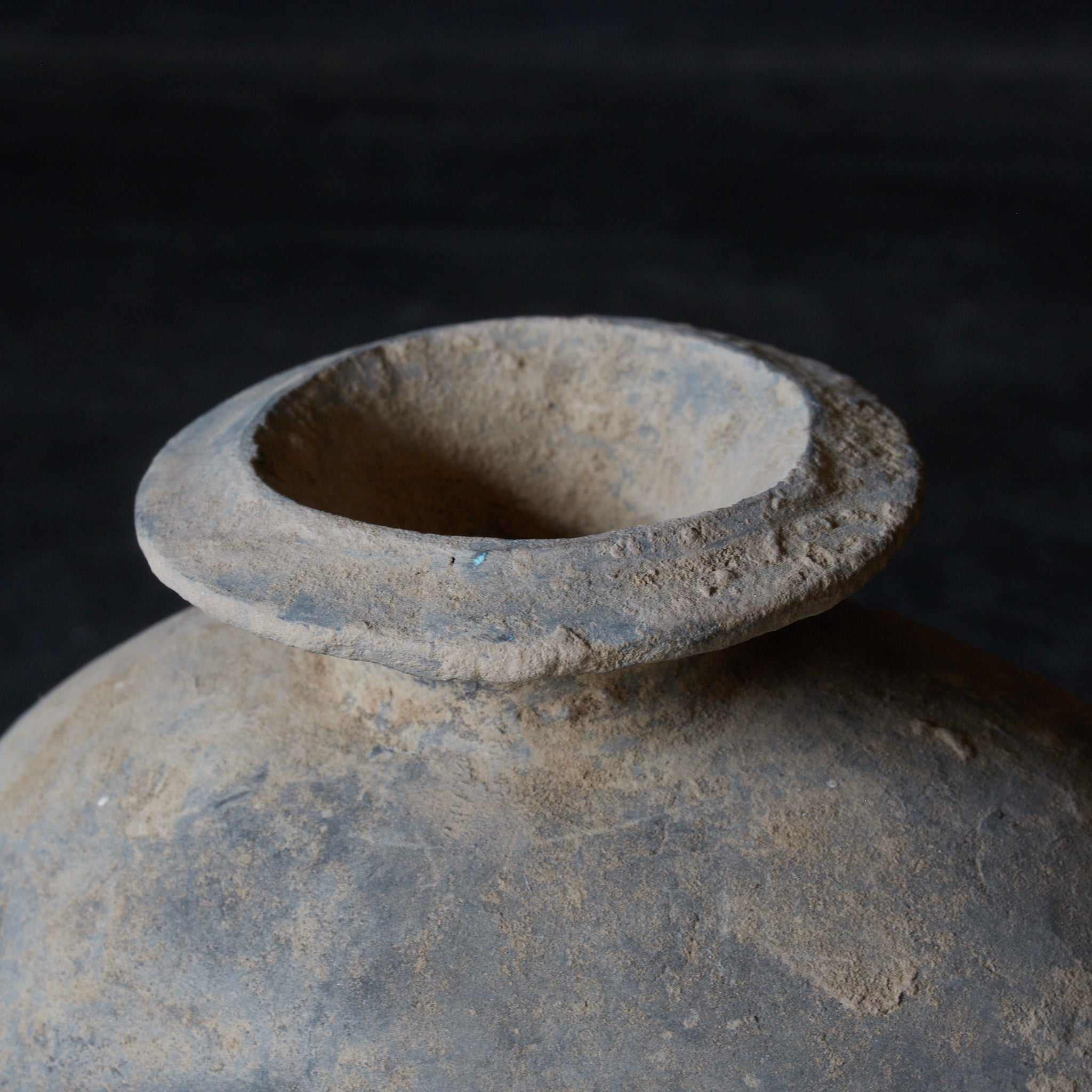 CERÁMICA NEGRA / JARRA APLANADA, Cerámica pintada, con caja de madera, Dinastía Han(206 a. C.–220 d. C.)