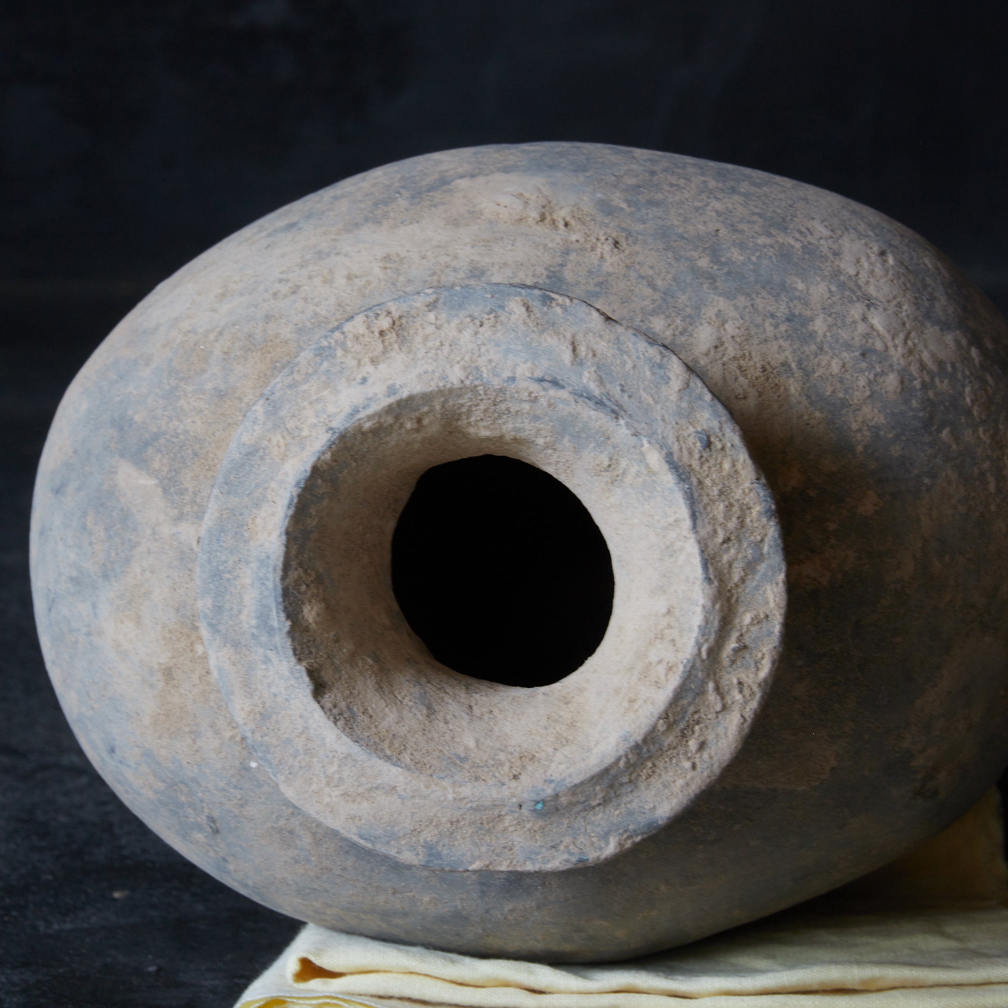 CERÁMICA NEGRA / JARRA APLANADA, Cerámica pintada, con caja de madera, Dinastía Han(206 a. C.–220 d. C.)