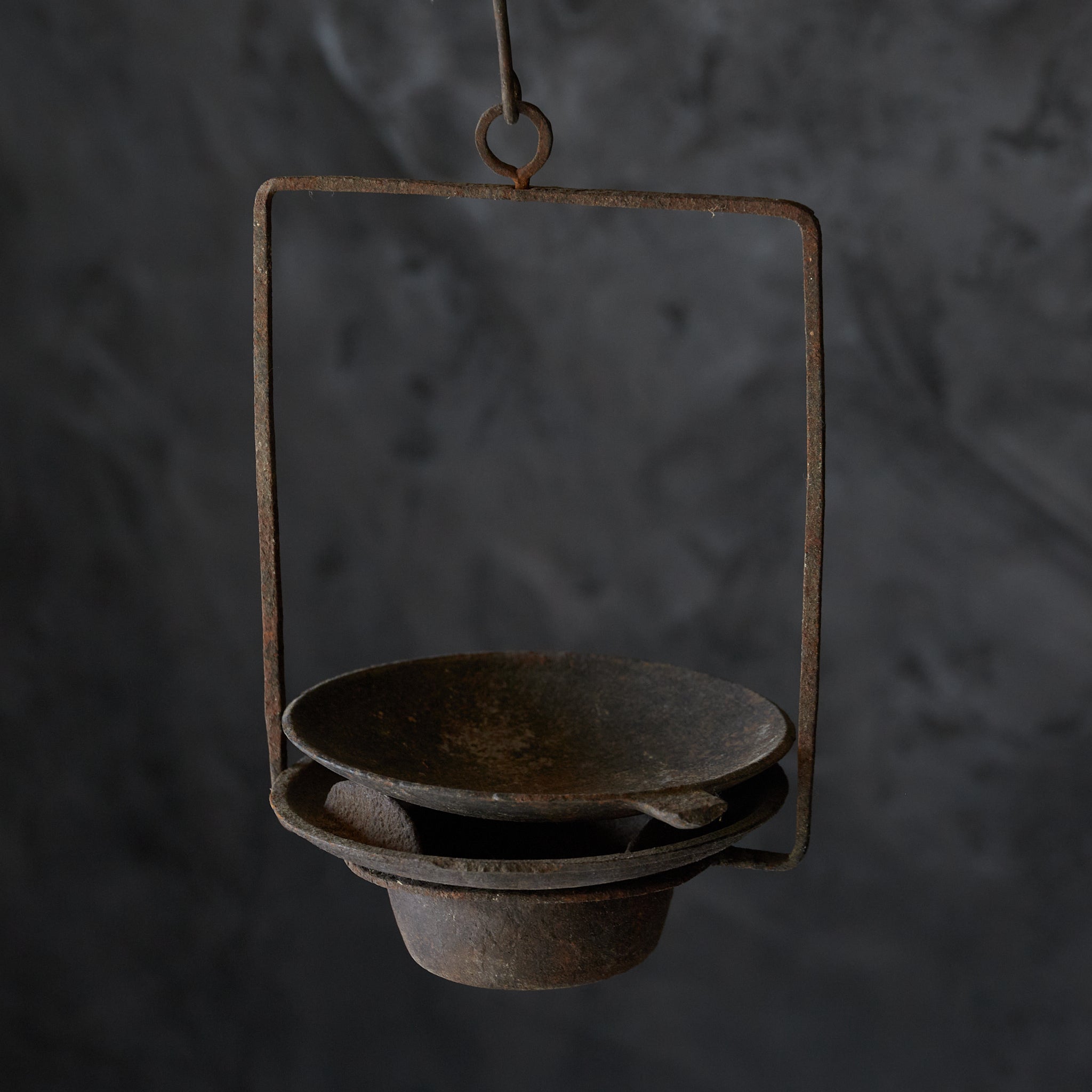 LÁMPARA COLGANTE DE HIERRO VIEJA, Período Edo(1603–1867 d. C.)