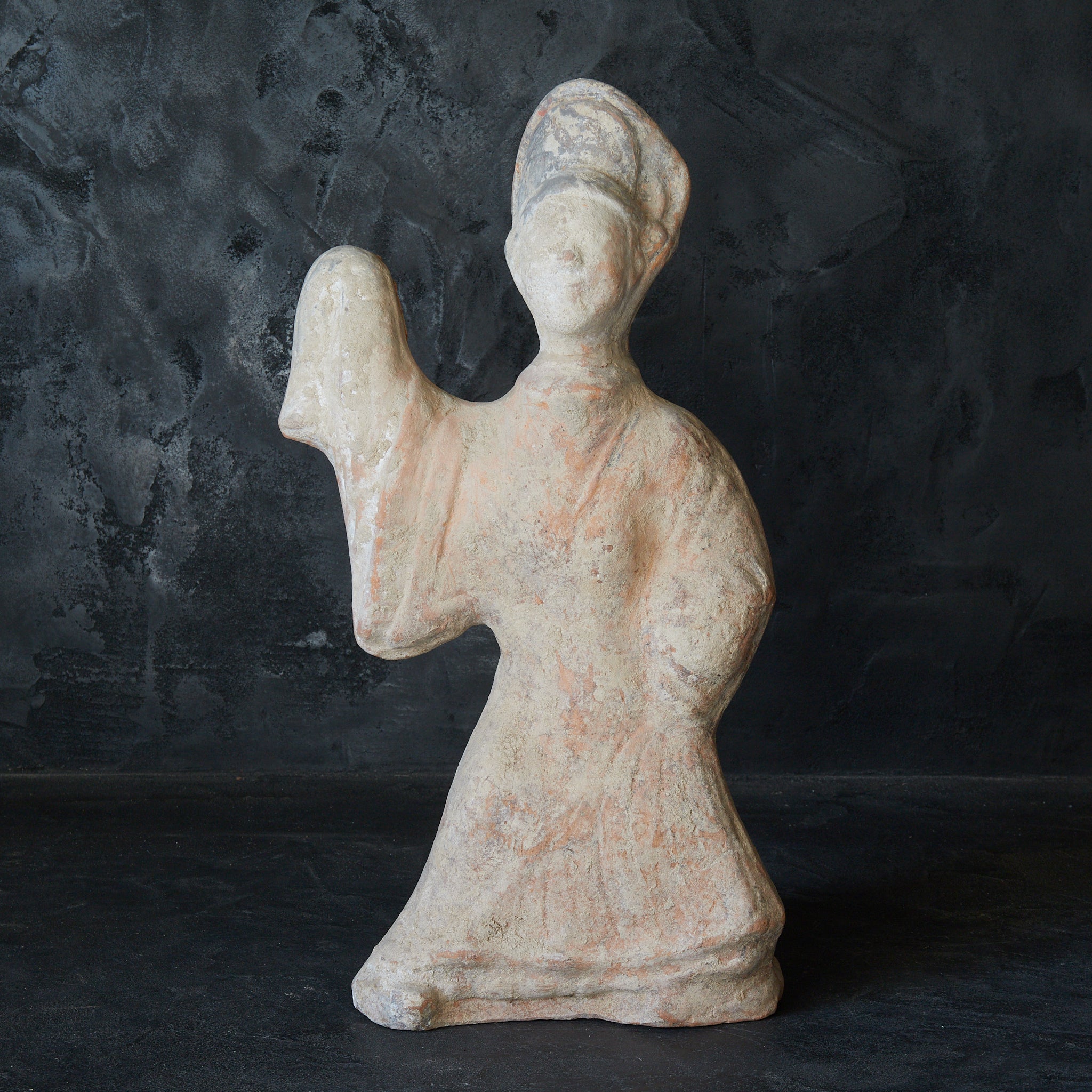 FIGURINE DE DANSEUR EN POTERIE, Terre cuite grise avec engobe et pigments, Dynastie Han(206 av. J.-C.–220 apr. J.-C.)