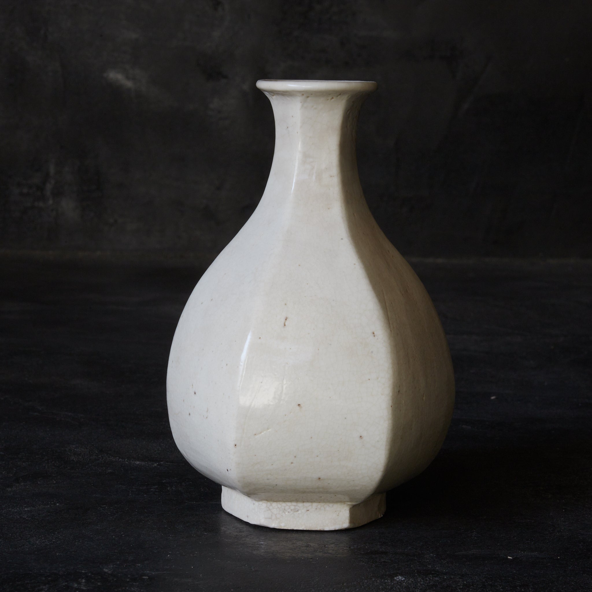 BOUTEILLE BISEAUTÉE / TOKKURI, Porcelaine blanche, avec boîte en bois, Dynastie Joseon(1392–1897 apr. J.-C.)