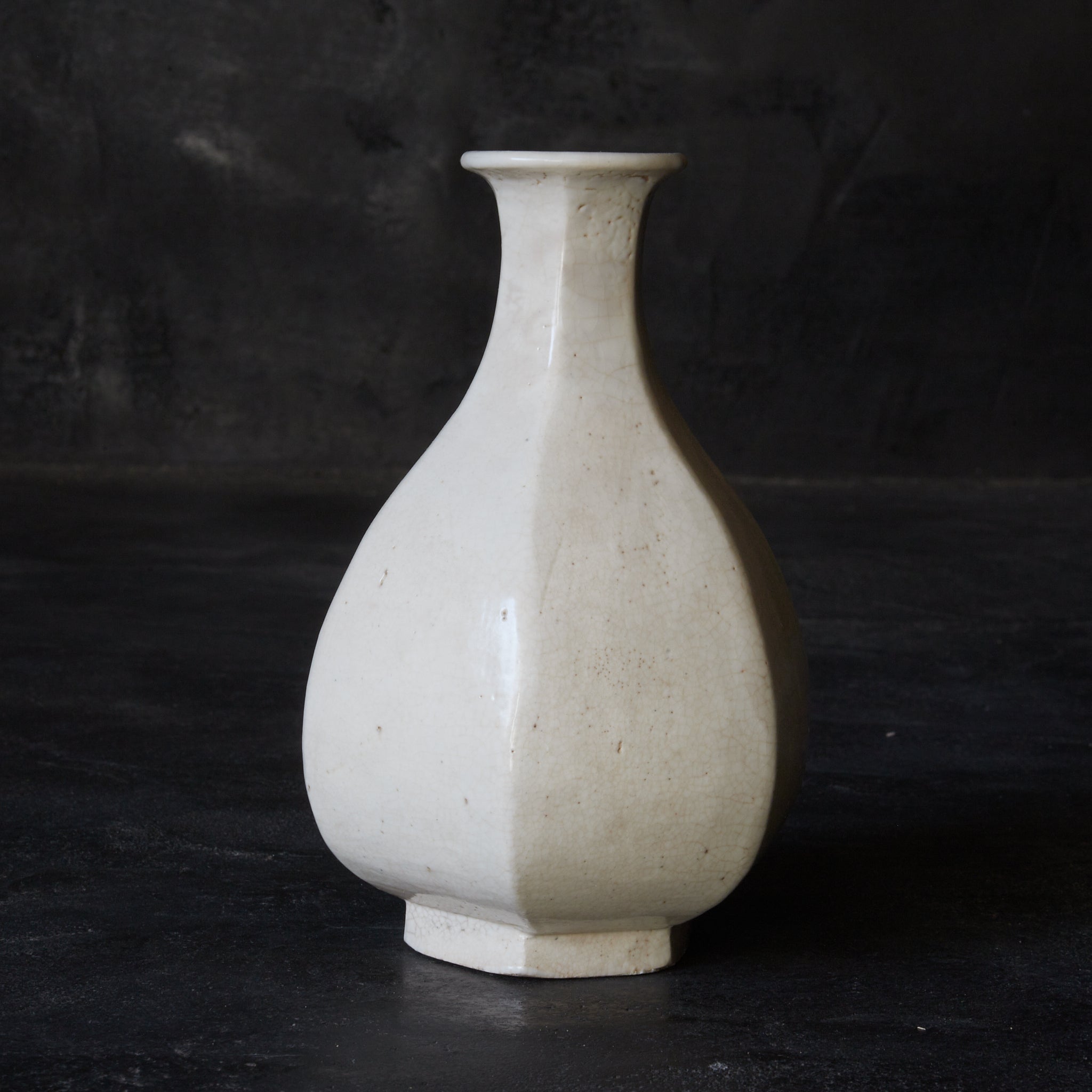 ABGESCHRÄGTE FLASCHE / TOKKURI, Weißporzellan, mit holzkiste, Joseon-Dynastie(1392–1897 n. Chr.)