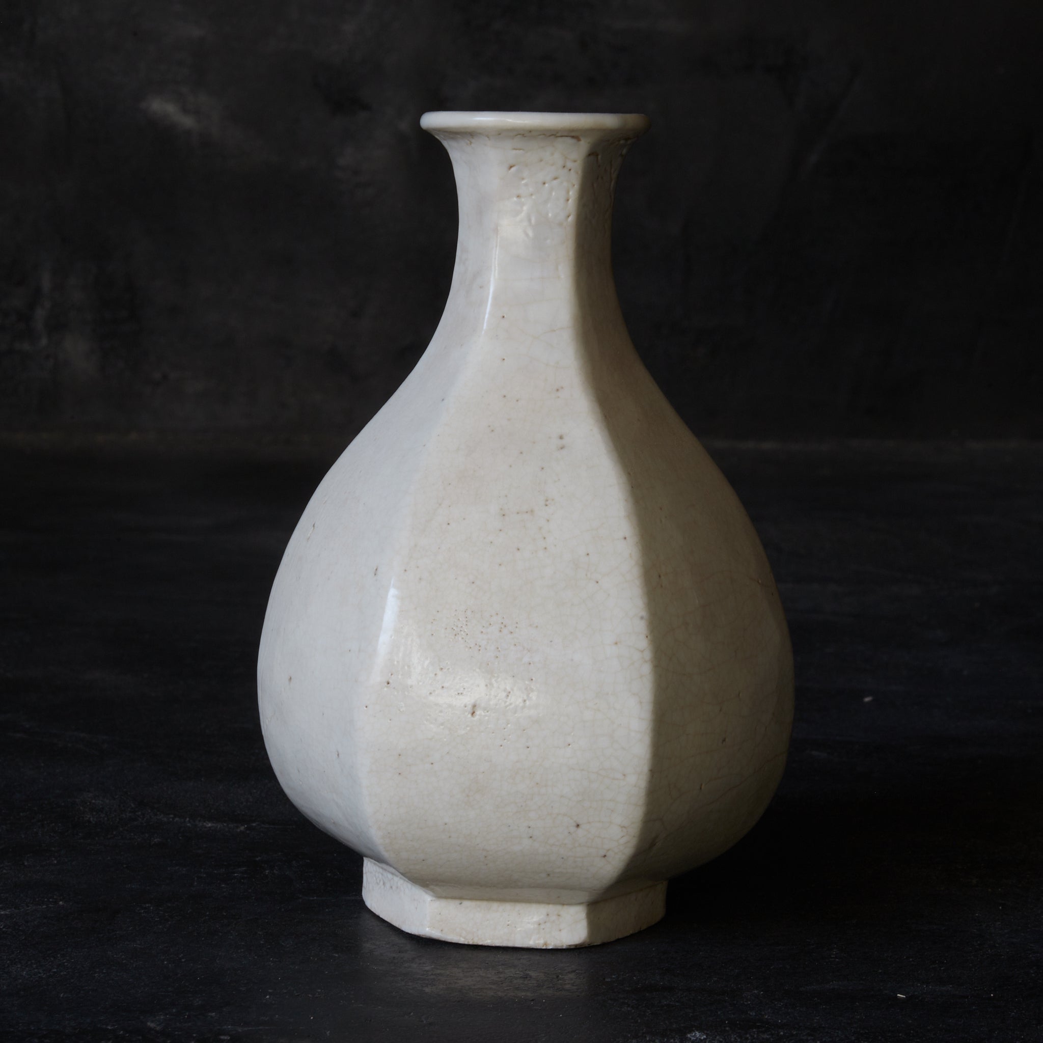 ABGESCHRÄGTE FLASCHE / TOKKURI, Weißporzellan, mit holzkiste, Joseon-Dynastie(1392–1897 n. Chr.)