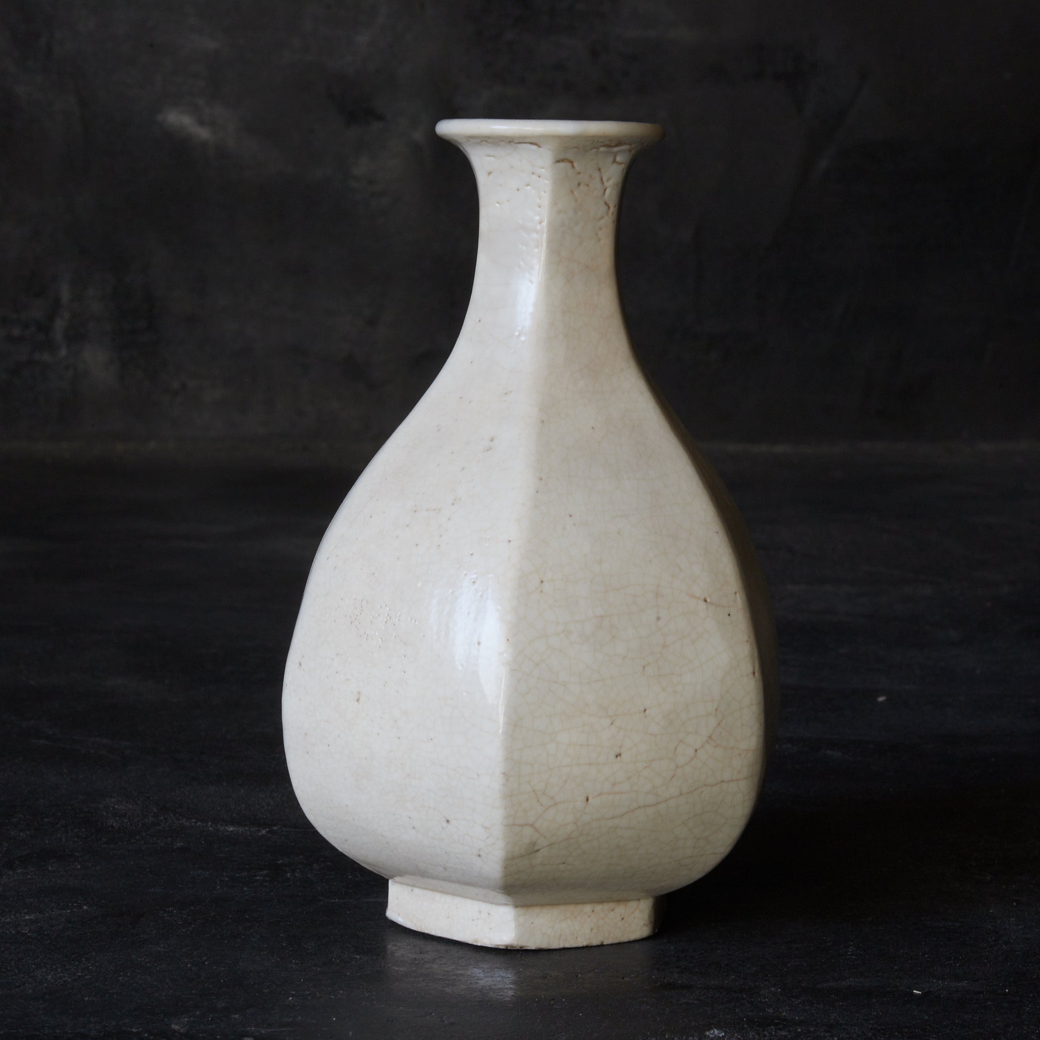 ABGESCHRÄGTE FLASCHE / TOKKURI, Weißporzellan, mit holzkiste, Joseon-Dynastie(1392–1897 n. Chr.)