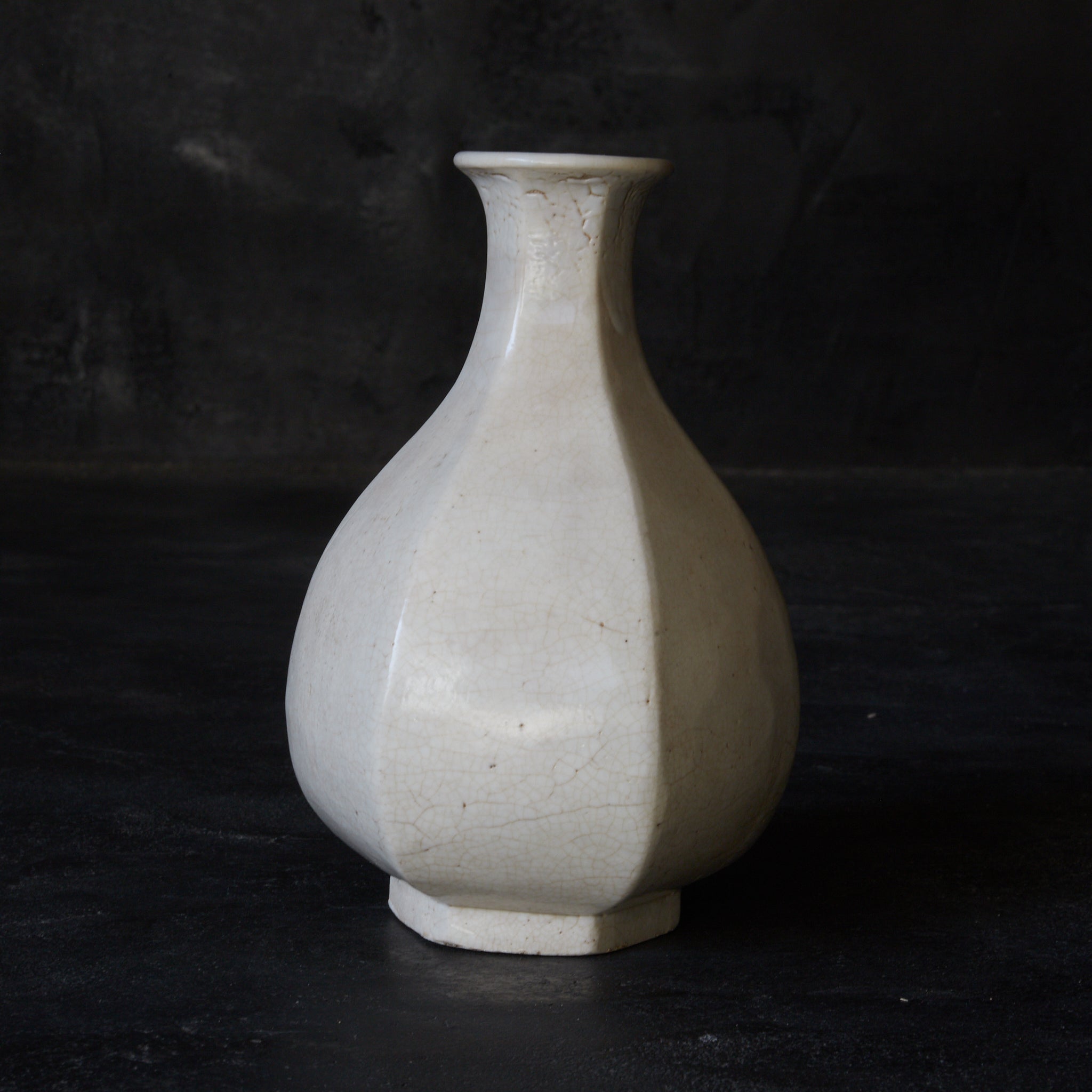 ABGESCHRÄGTE FLASCHE / TOKKURI, Weißporzellan, mit holzkiste, Joseon-Dynastie(1392–1897 n. Chr.)