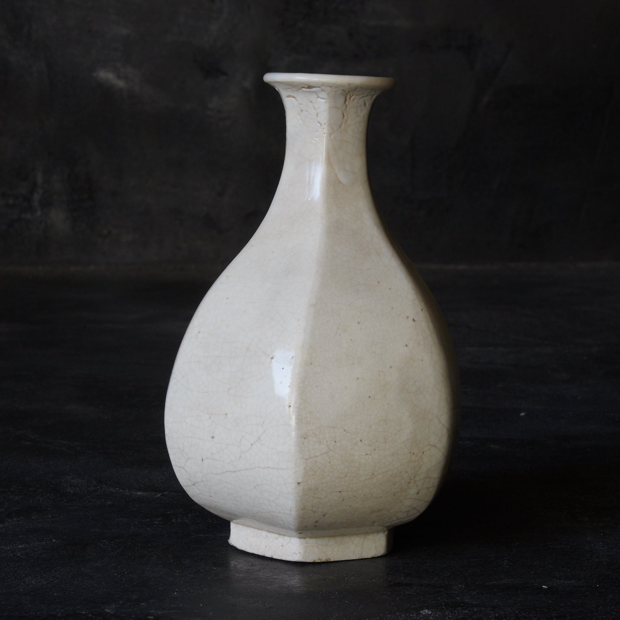 ABGESCHRÄGTE FLASCHE / TOKKURI, Weißporzellan, mit holzkiste, Joseon-Dynastie(1392–1897 n. Chr.)