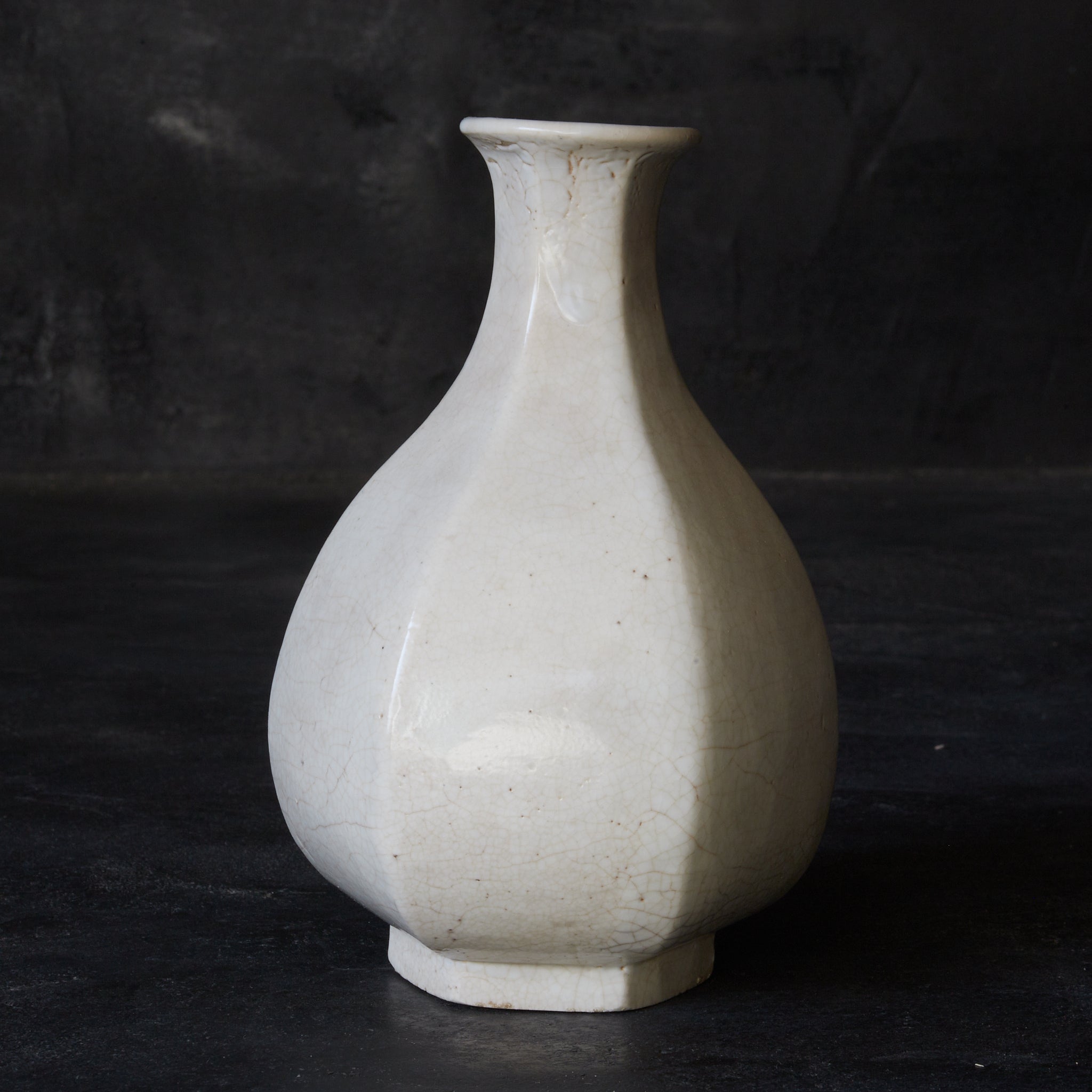 ABGESCHRÄGTE FLASCHE / TOKKURI, Weißporzellan, mit holzkiste, Joseon-Dynastie(1392–1897 n. Chr.)