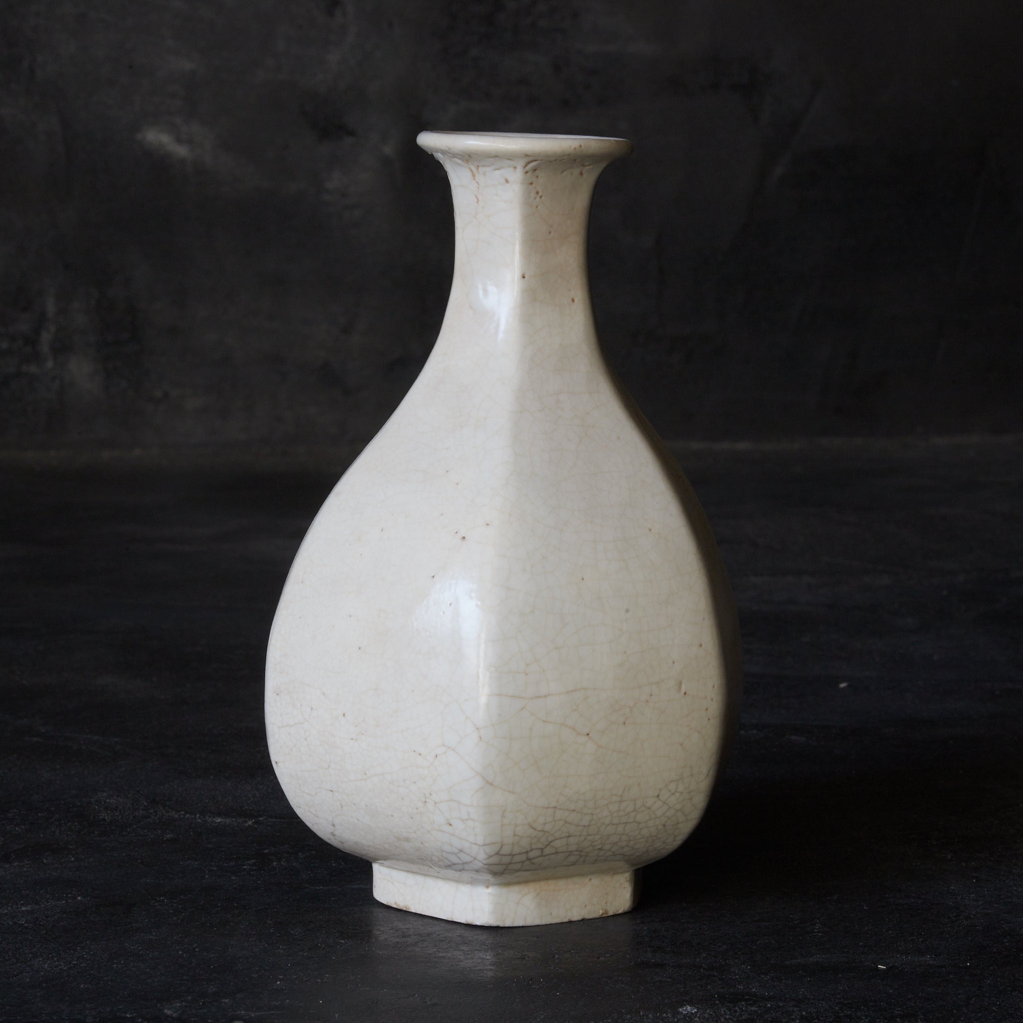 ABGESCHRÄGTE FLASCHE / TOKKURI, Weißporzellan, mit holzkiste, Joseon-Dynastie(1392–1897 n. Chr.)