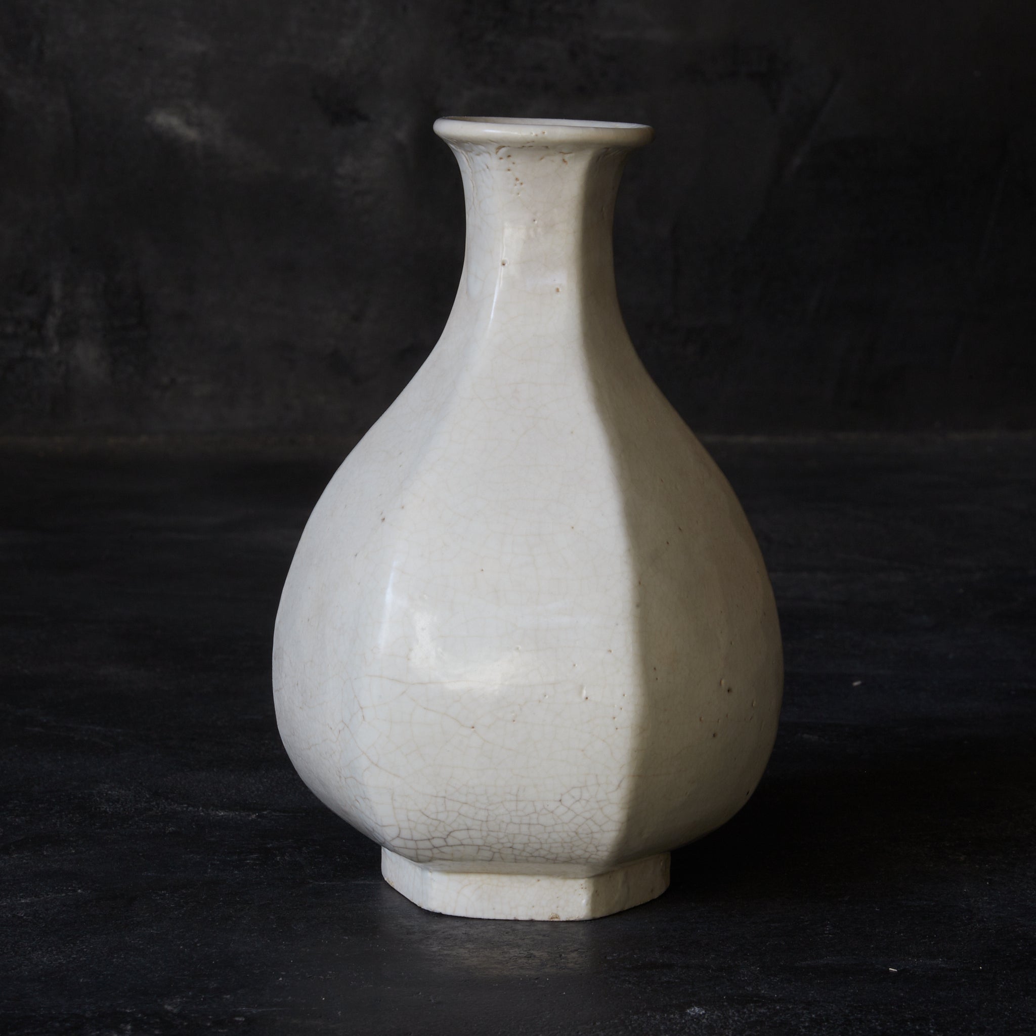 ABGESCHRÄGTE FLASCHE / TOKKURI, Weißporzellan, mit holzkiste, Joseon-Dynastie(1392–1897 n. Chr.)