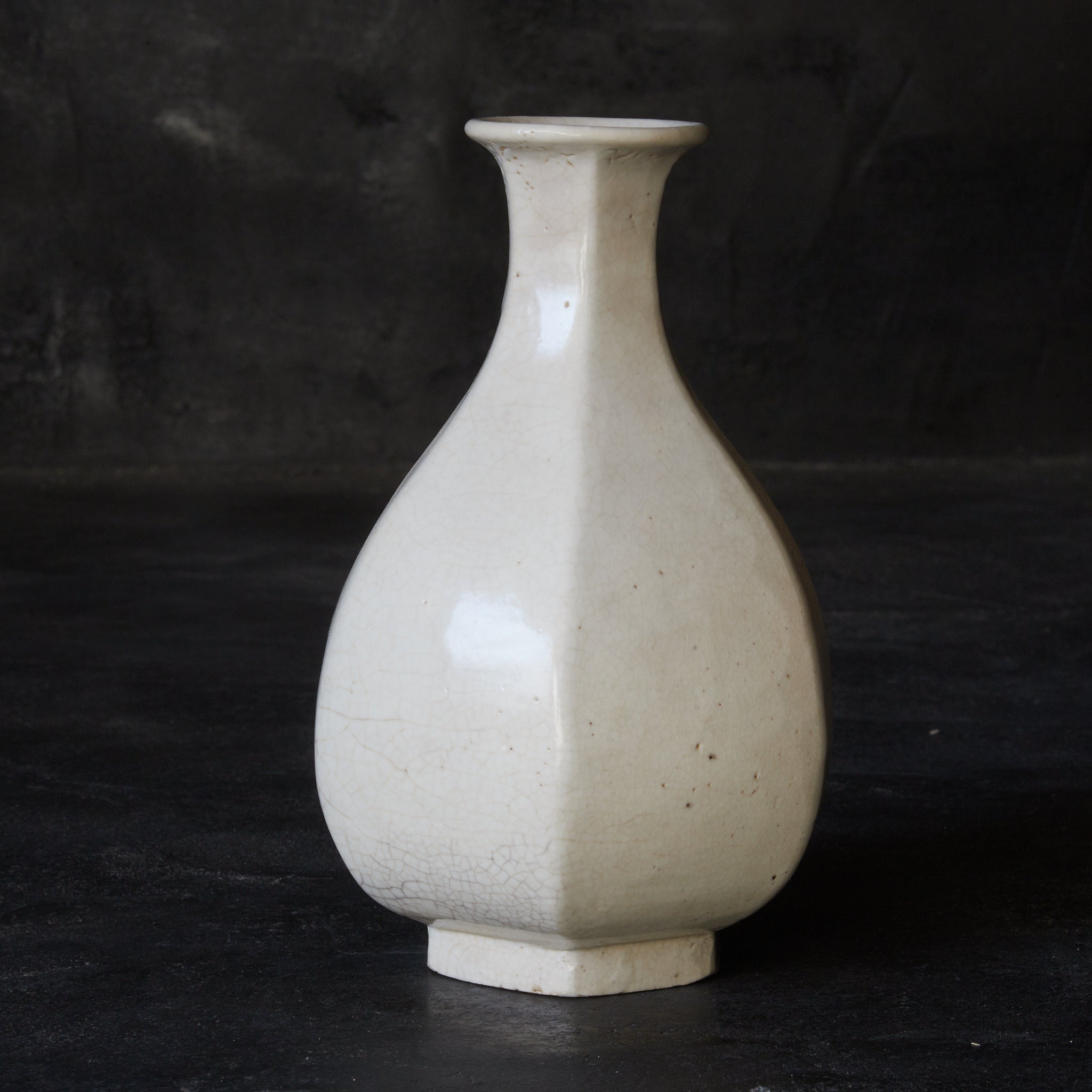 ABGESCHRÄGTE FLASCHE / TOKKURI, Weißporzellan, mit holzkiste, Joseon-Dynastie(1392–1897 n. Chr.)