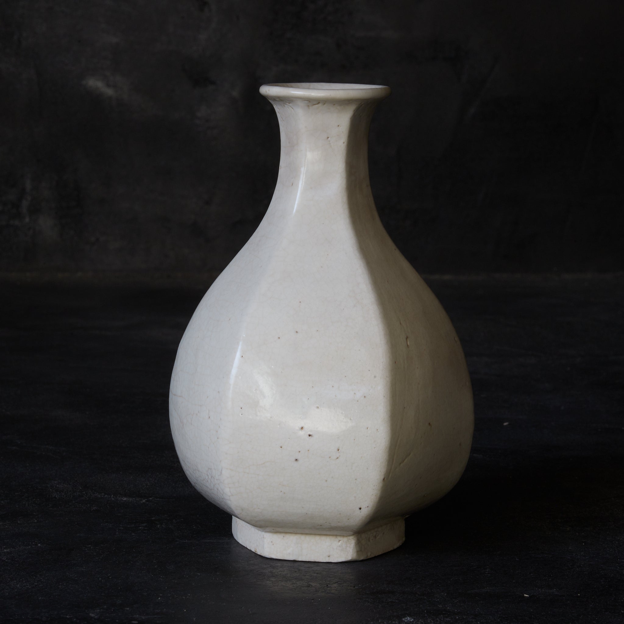 ABGESCHRÄGTE FLASCHE / TOKKURI, Weißporzellan, mit holzkiste, Joseon-Dynastie(1392–1897 n. Chr.)