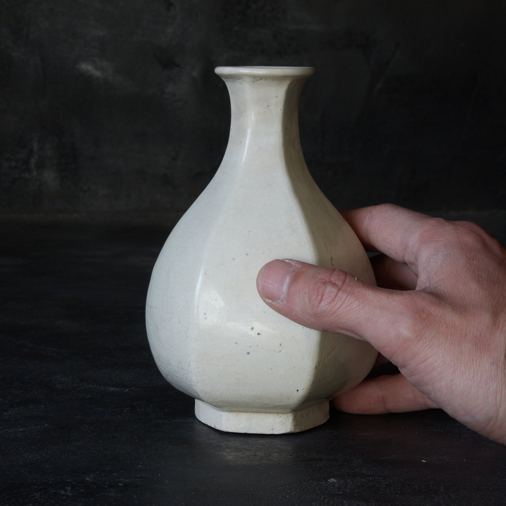 ABGESCHRÄGTE FLASCHE / TOKKURI, Weißporzellan, mit holzkiste, Joseon-Dynastie(1392–1897 n. Chr.)