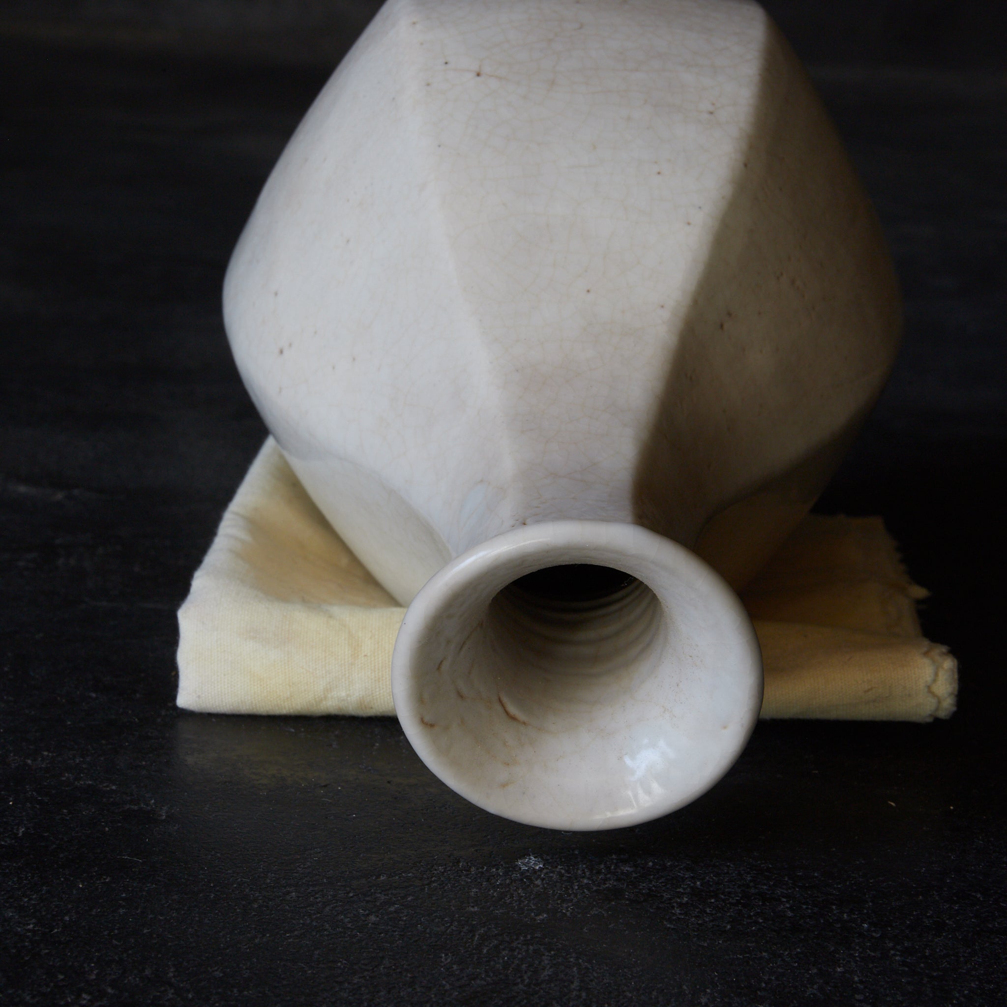 ABGESCHRÄGTE FLASCHE / TOKKURI, Weißporzellan, mit holzkiste, Joseon-Dynastie(1392–1897 n. Chr.)