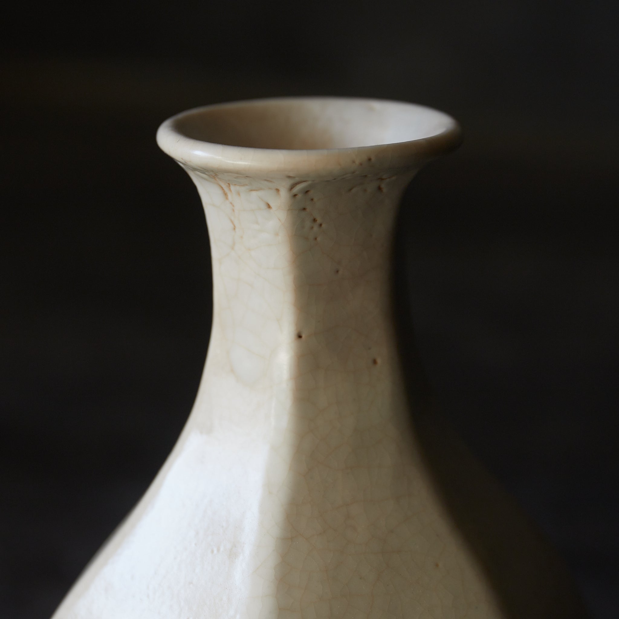 ABGESCHRÄGTE FLASCHE / TOKKURI, Weißporzellan, mit holzkiste, Joseon-Dynastie(1392–1897 n. Chr.)